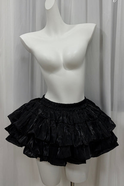 Kleid mit vertikalen Streifen, Spitze und Flatterärmeln