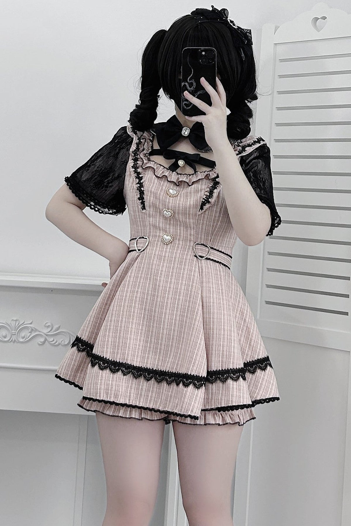 Vestido oscuro de cuadros estilo jirai + pantalones cortos