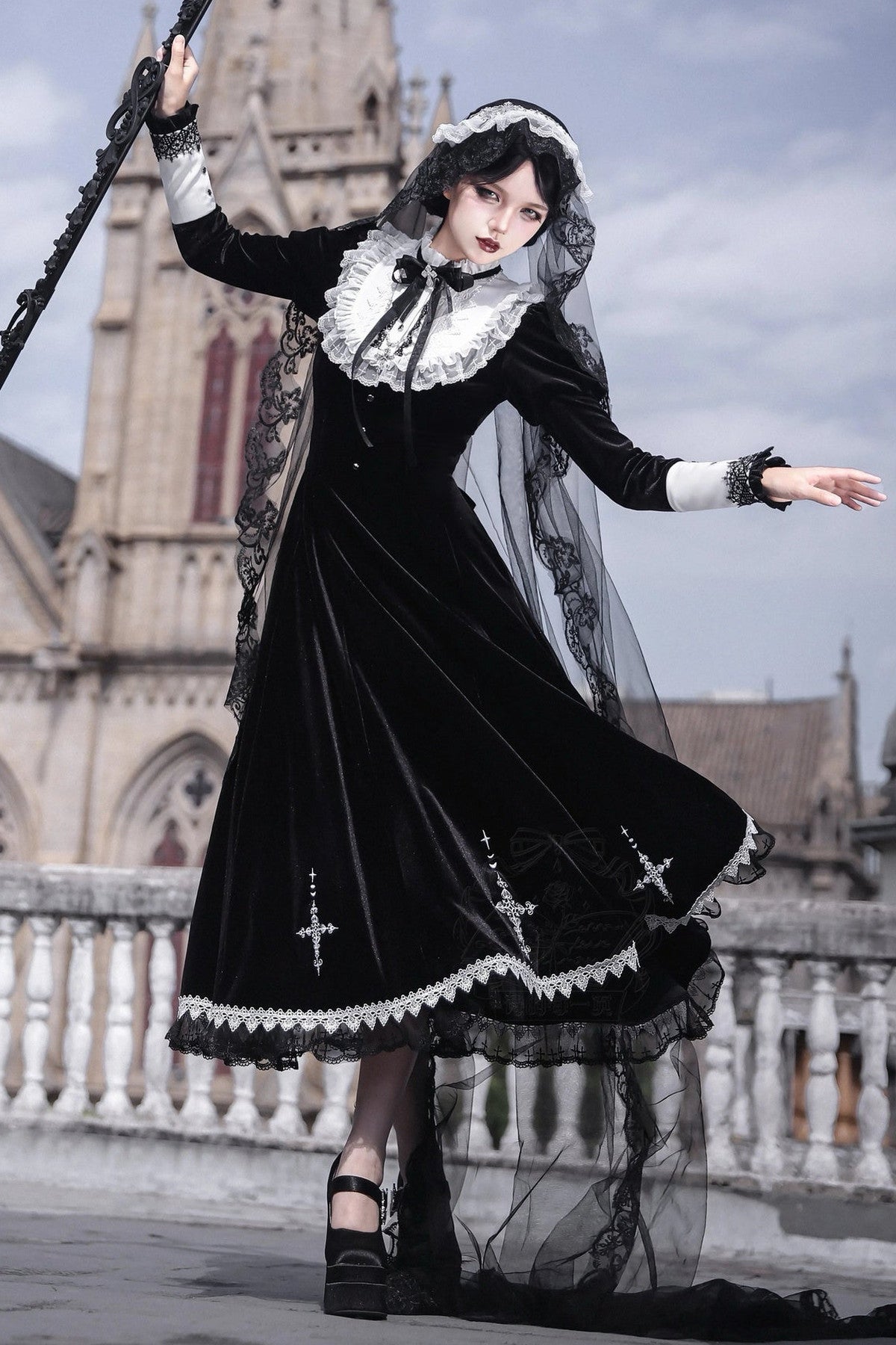 Cross-Cut Light Gothic Lolita Dress