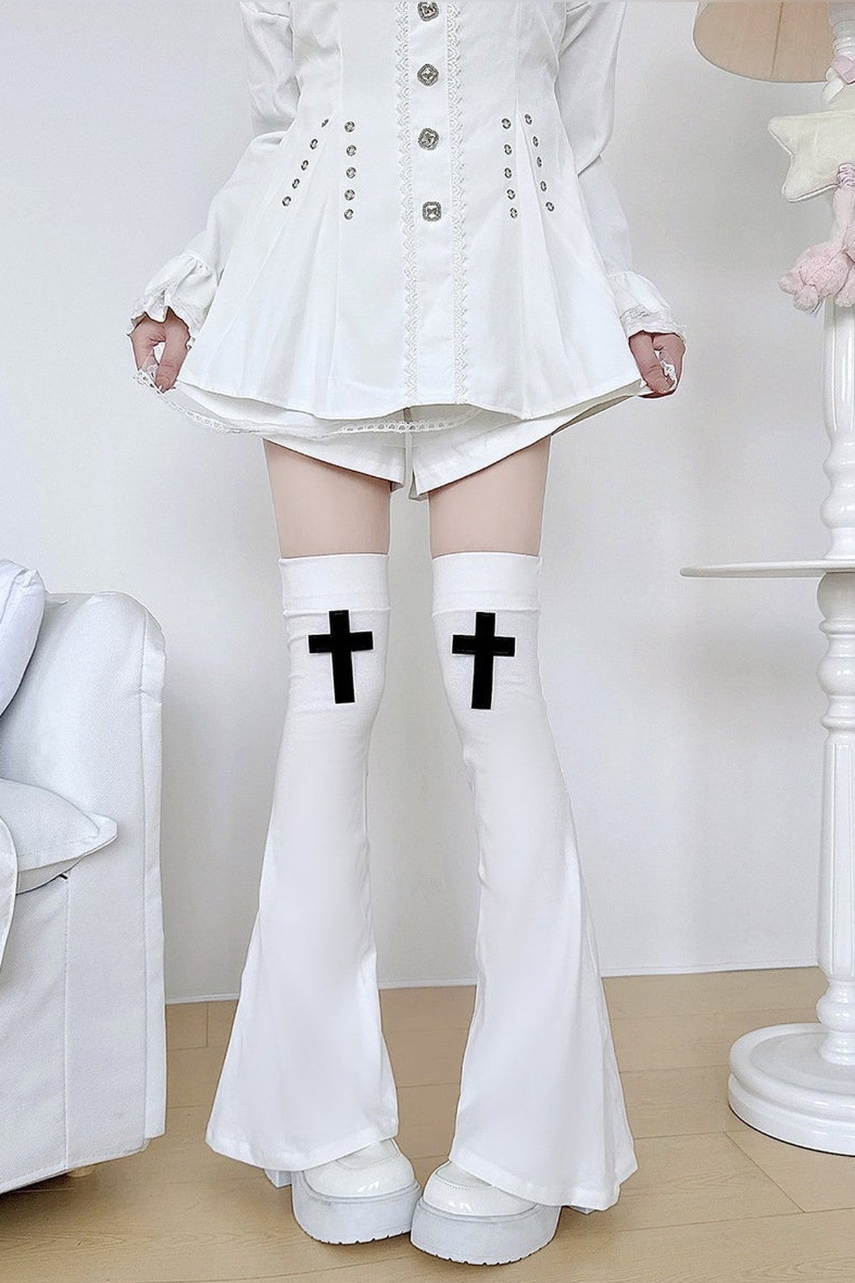 Ausgestellte Overknee-Beinstulpen mit Kreuzdetail