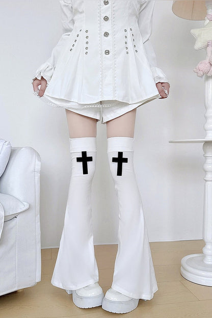 Ausgestellte Overknee-Beinstulpen mit Kreuzdetail