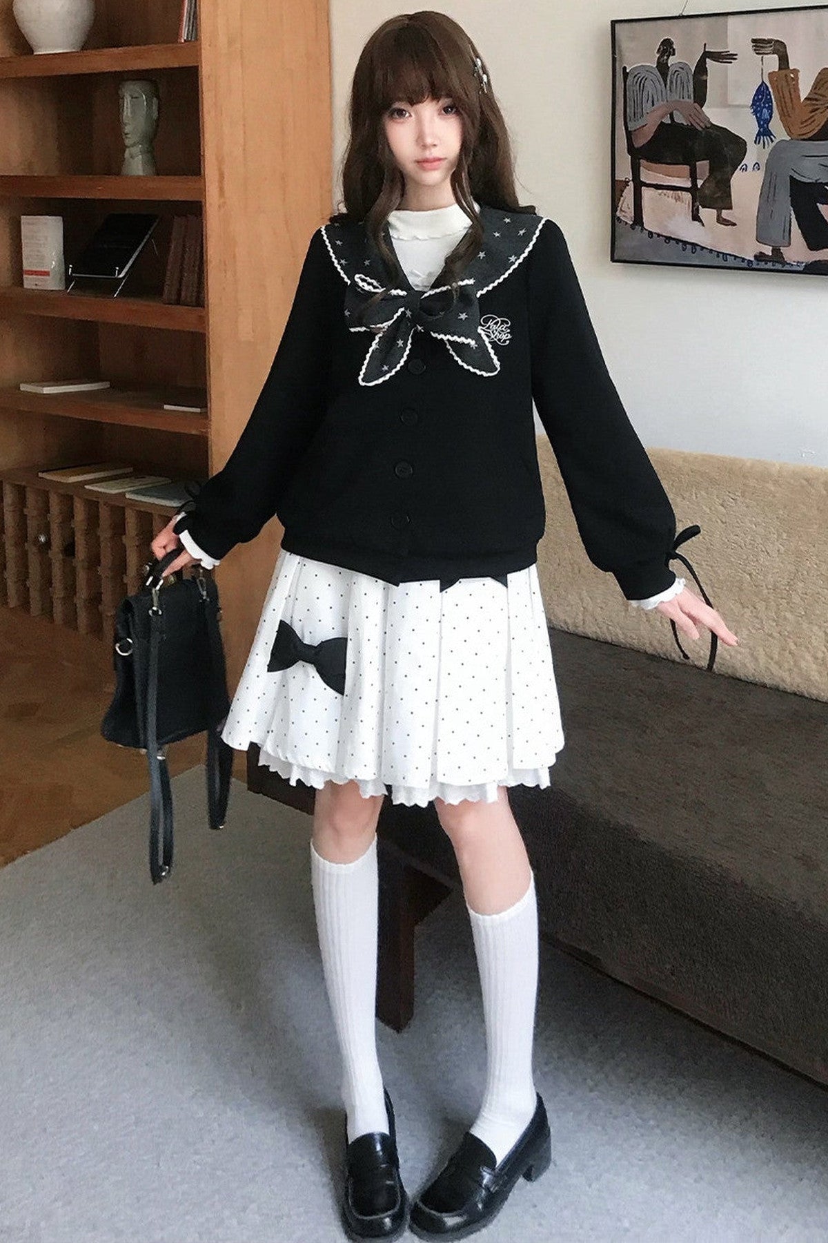 Completo con cardigan e gonna a pois in stile marinaretto