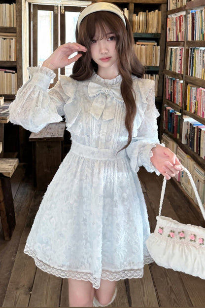 Robe bleue à fleurs avec découpes