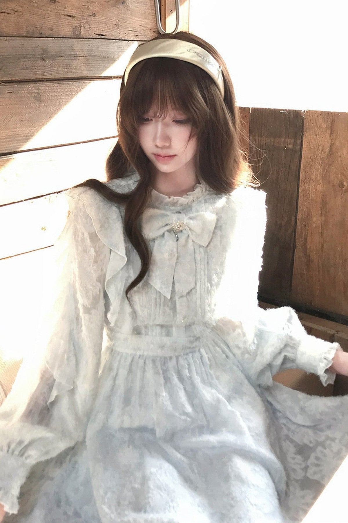 Robe bleue à fleurs avec découpes