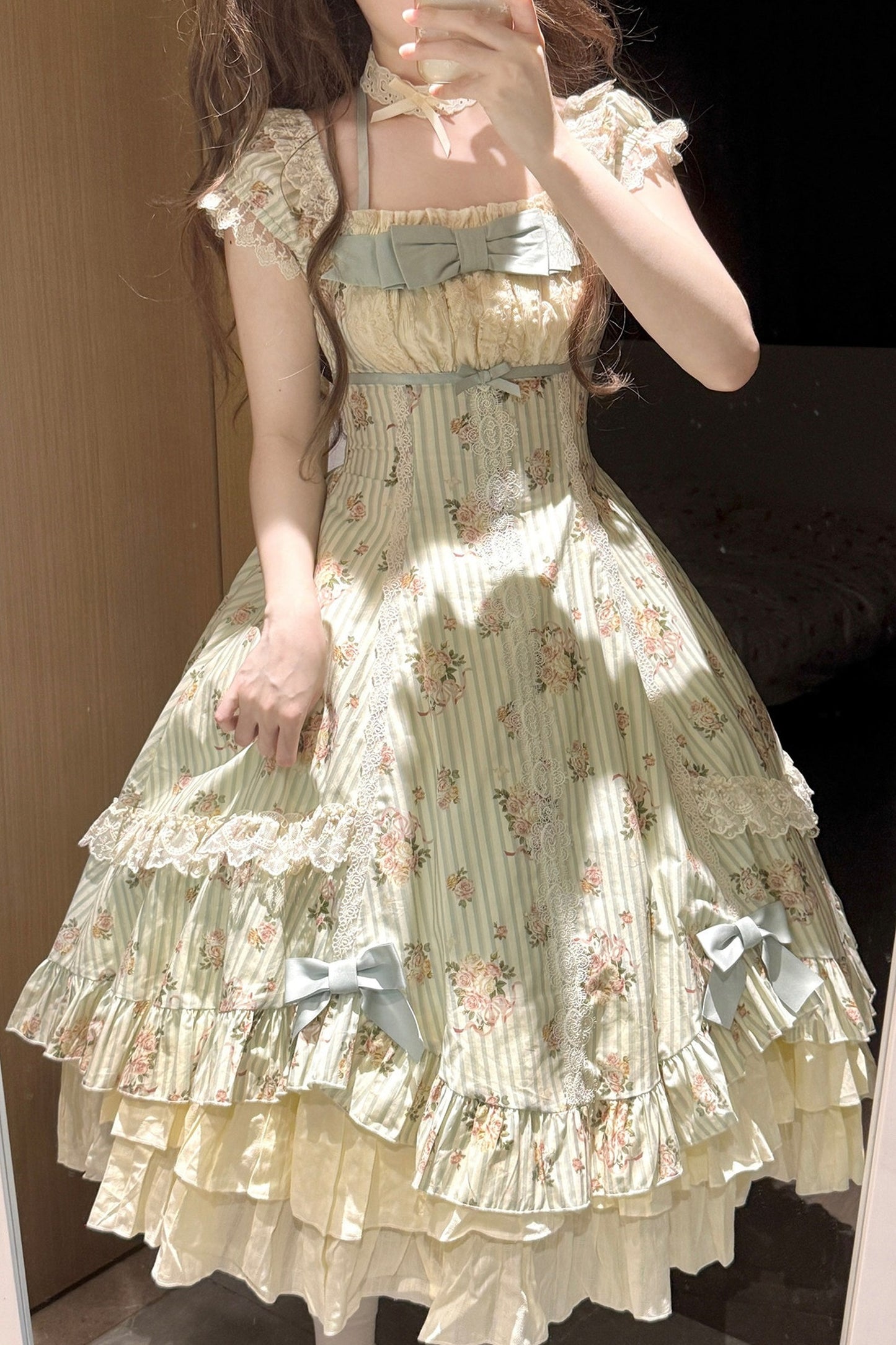 Conjunto coordinado de vestido con estampado de rosas y falda de doble volante