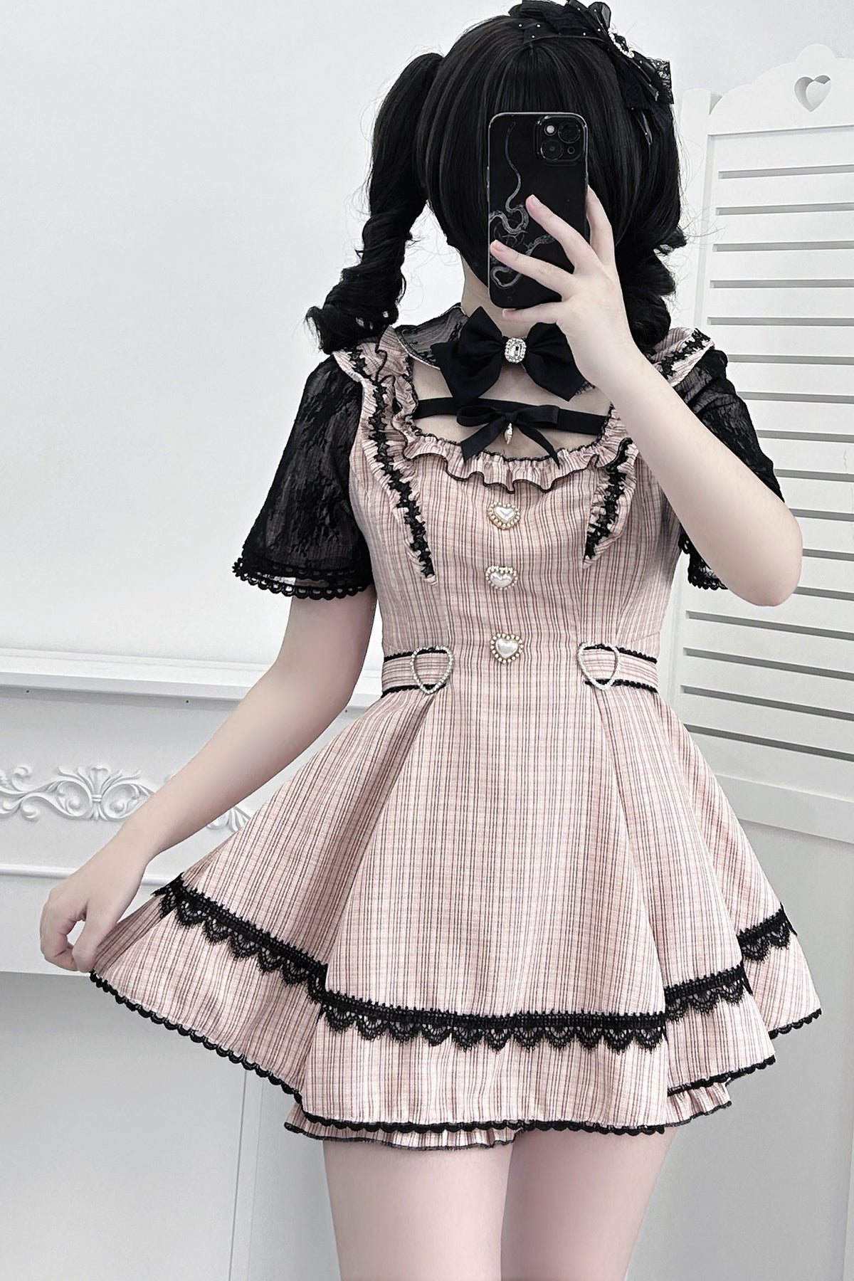 Vestido oscuro de cuadros estilo jirai + pantalones cortos