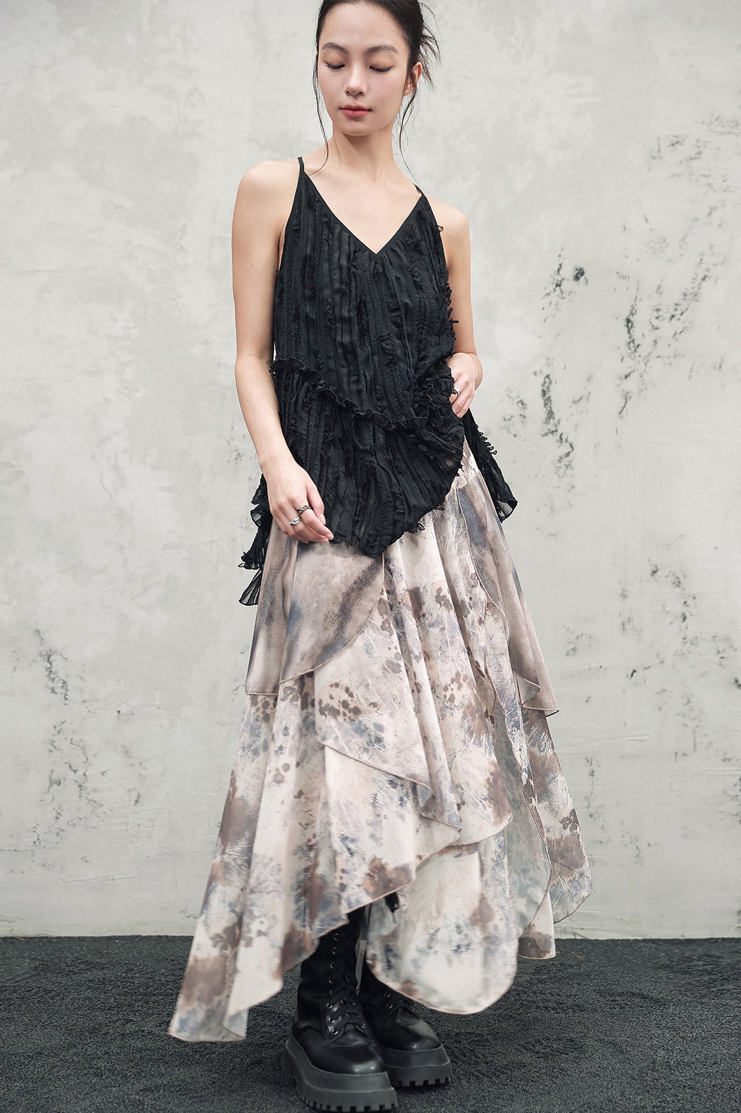 Asymmetrischer Rock mit Druck