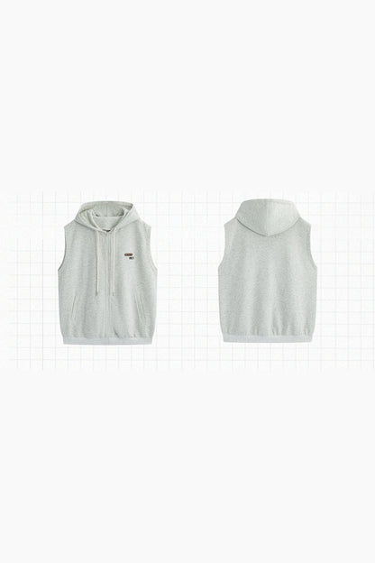 スリーブレスフーディースポーツベスト＋スタンドカラートップス＋ショートパンツ
