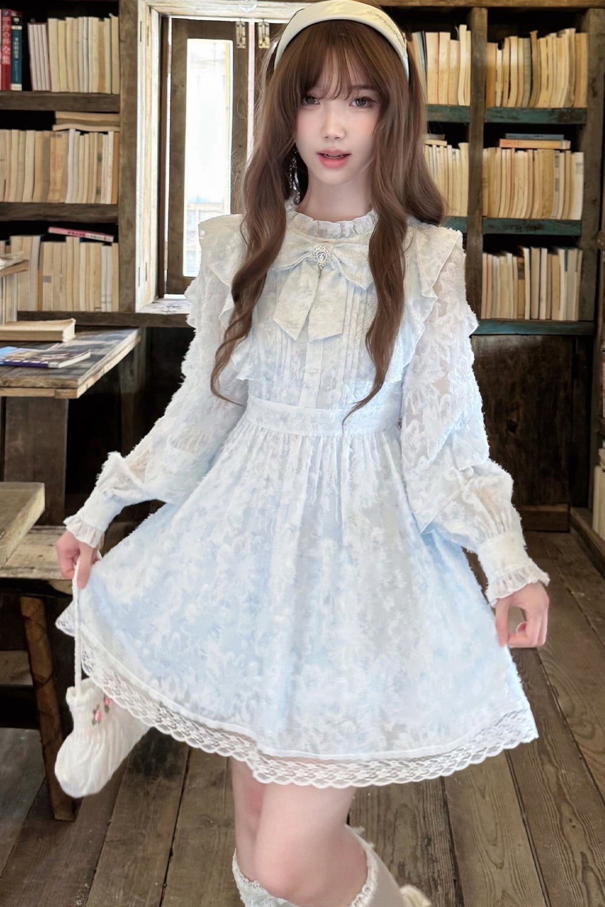 Robe bleue à fleurs avec découpes