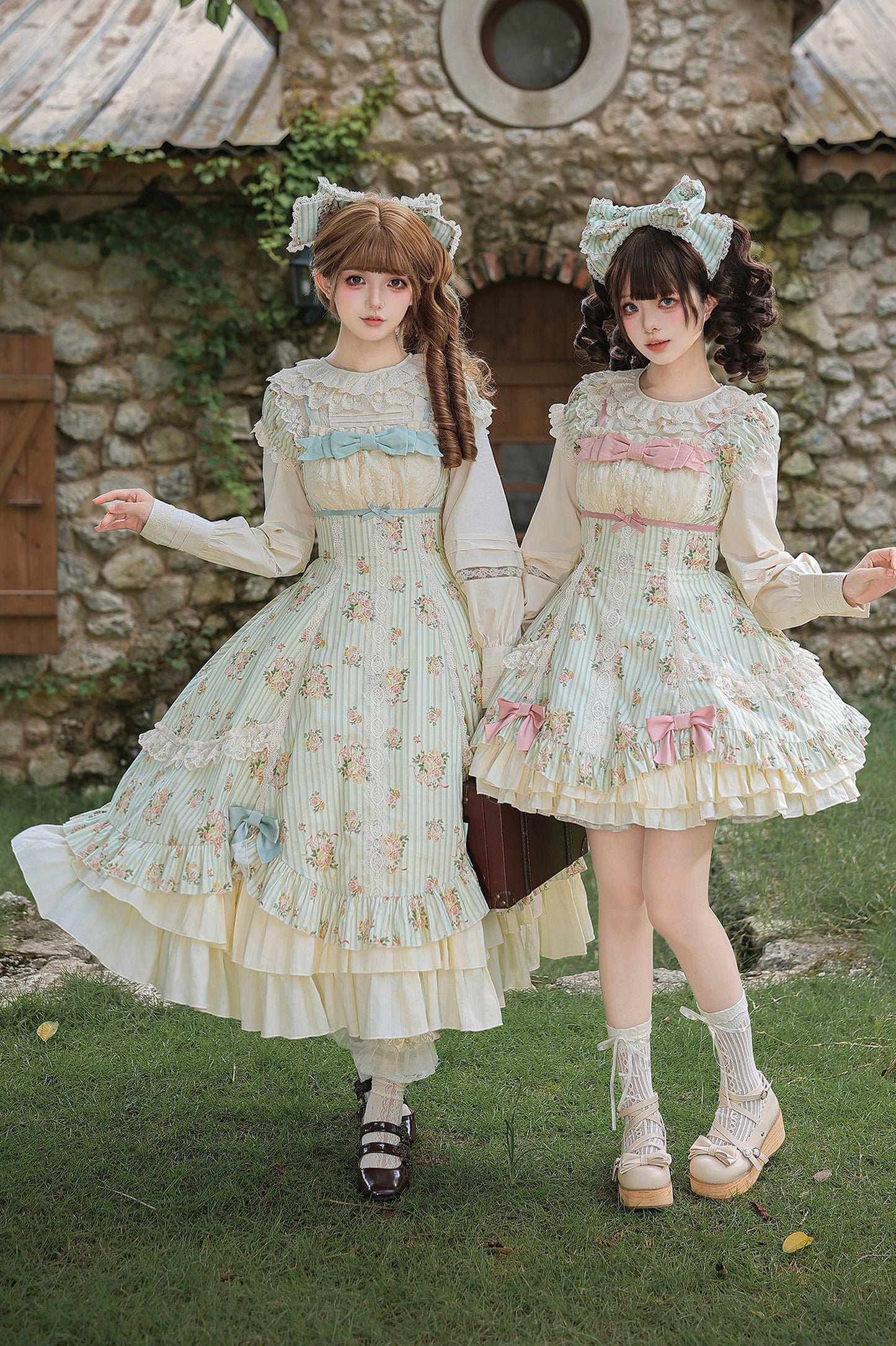 Conjunto coordinado de vestido con estampado de rosas y falda de doble volante
