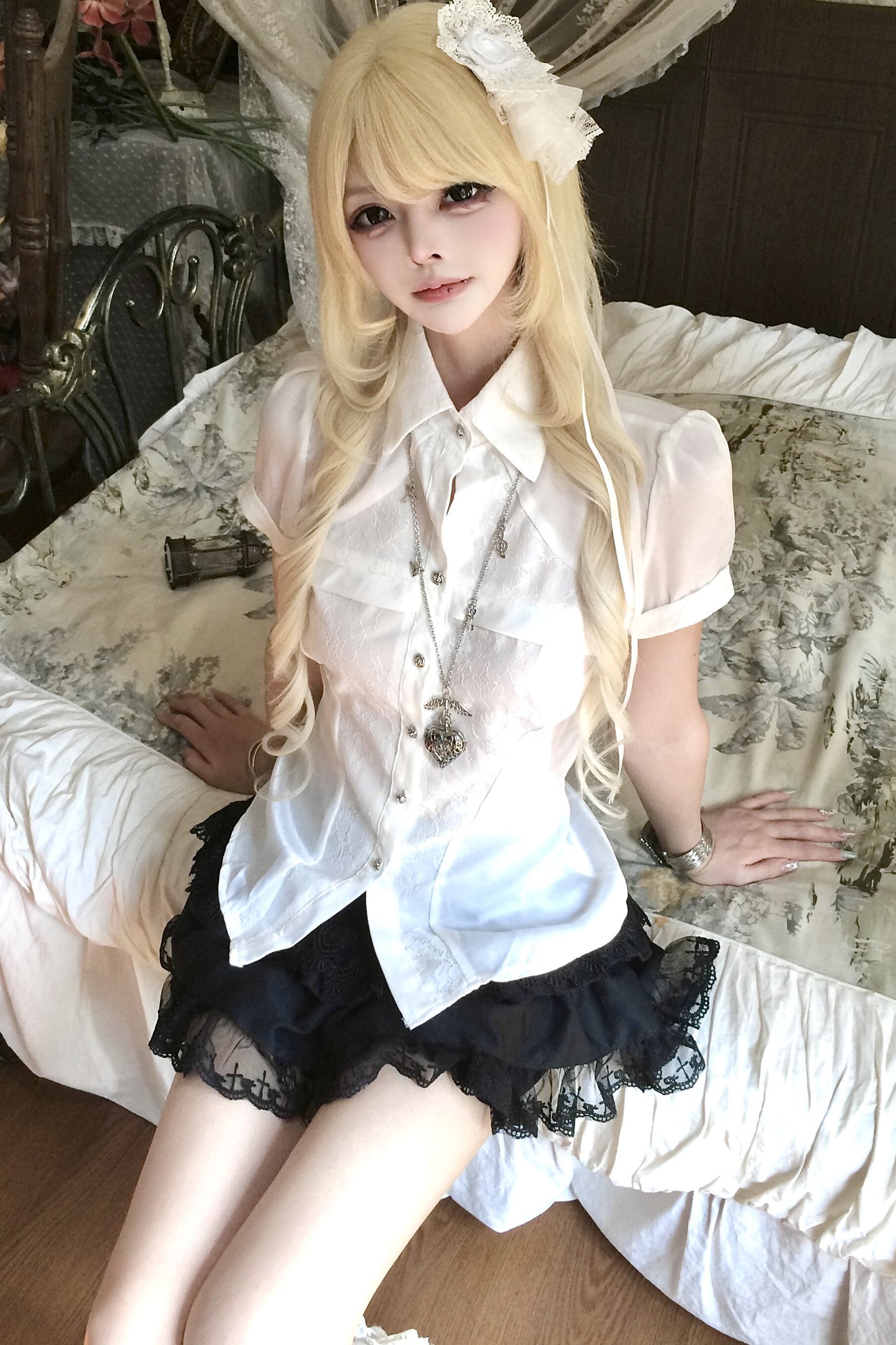 White Short-Sleeved Lace Waist-Cinching Shirt