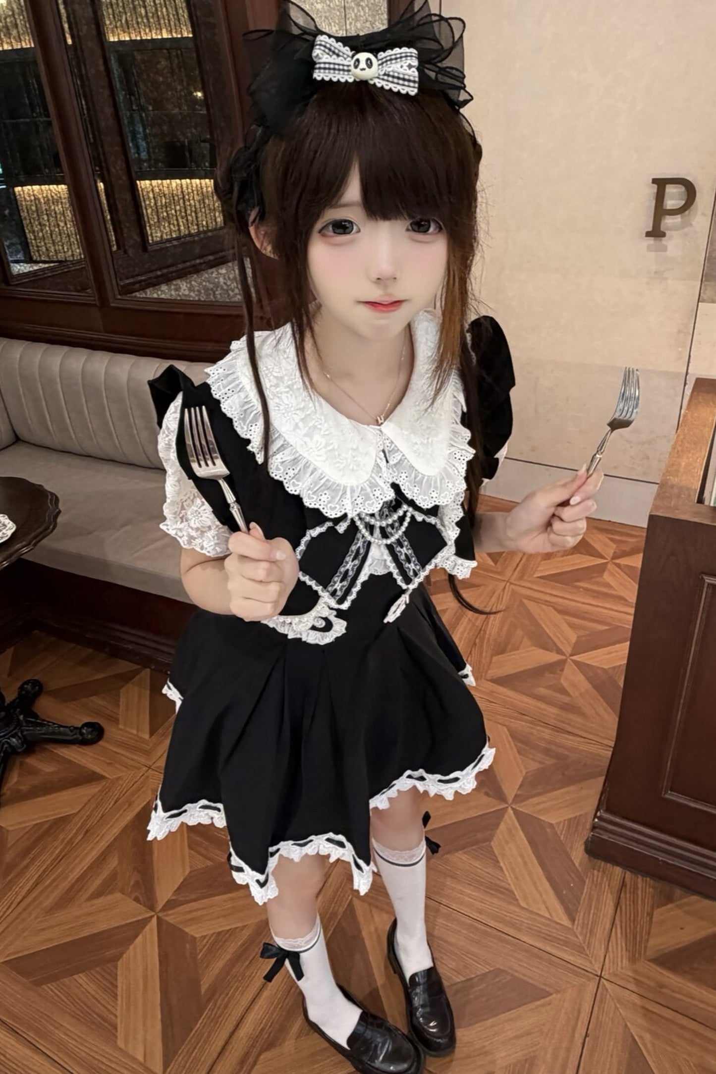 Schwarz-weißes Spitzenkleid-Set im Lagenlook