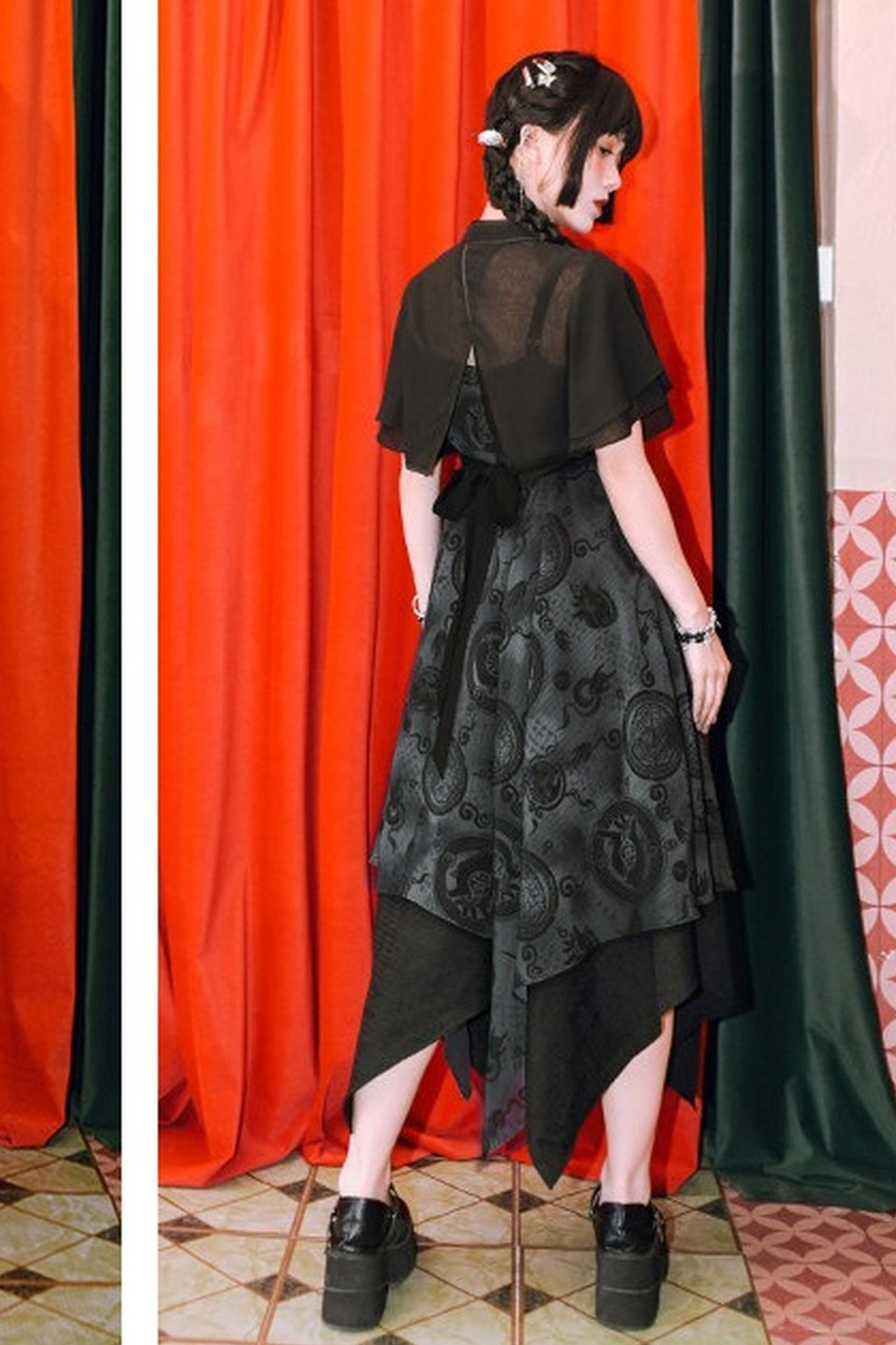 Japanisch-modernes asymmetrisches Maxikleid + transparenter Umhang im China-Stil