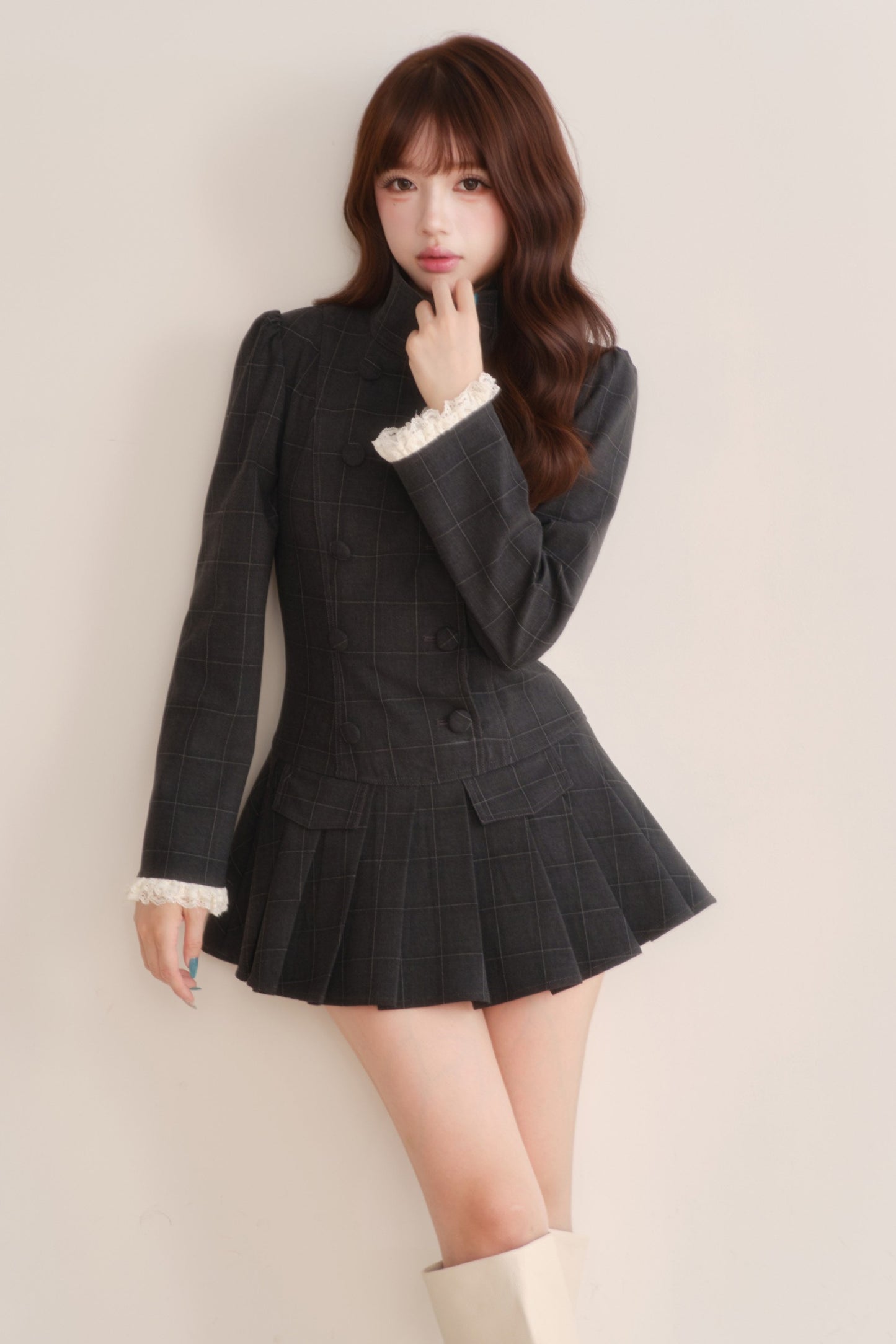 Completo abito trench plissettato a collo alto