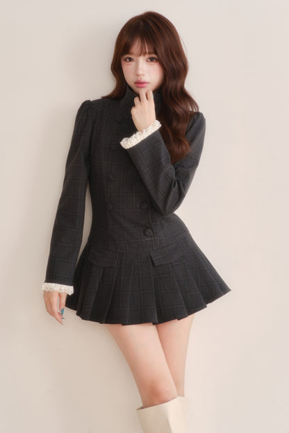 Completo abito trench plissettato a collo alto