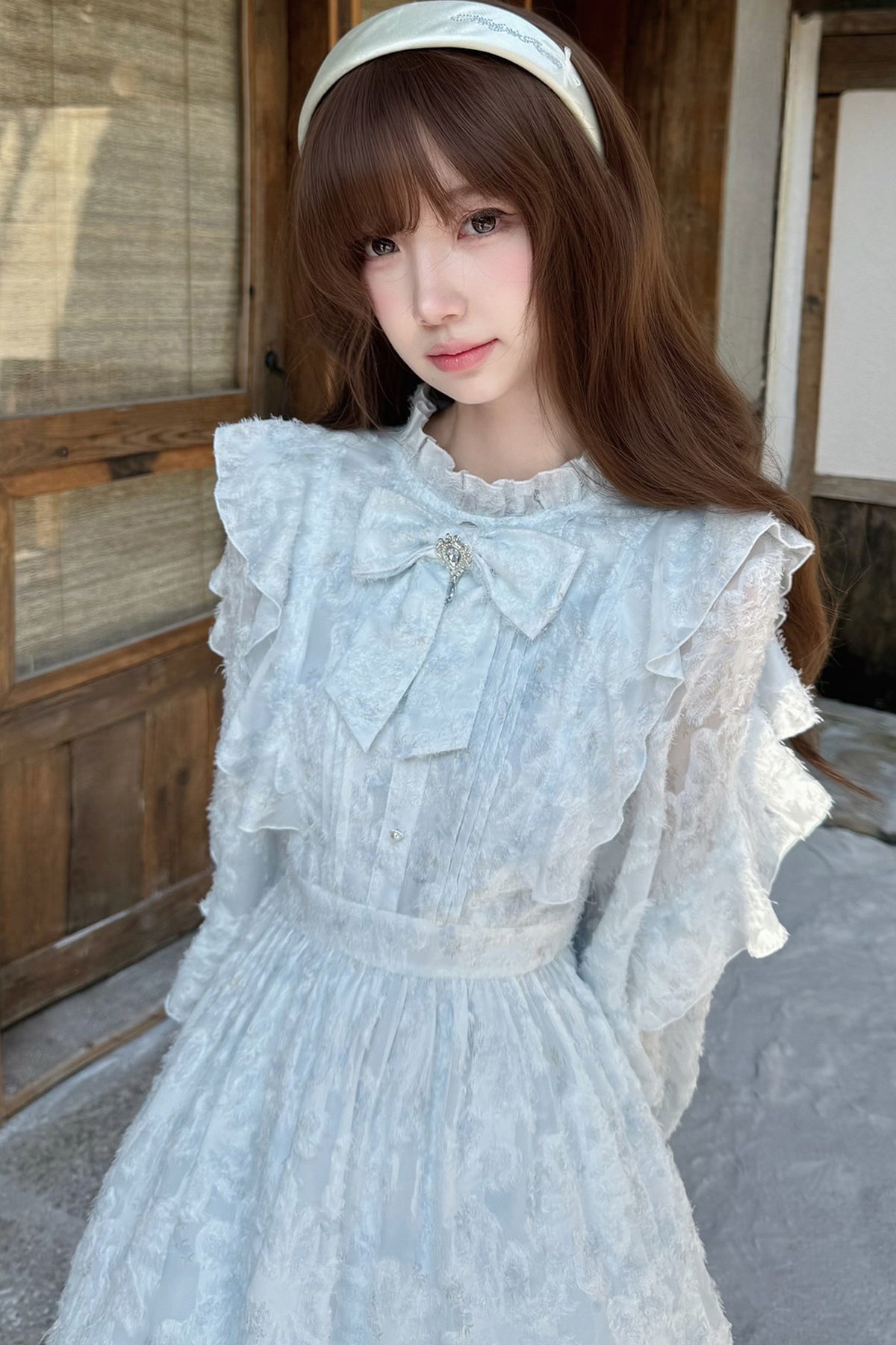 Robe bleue à fleurs avec découpes