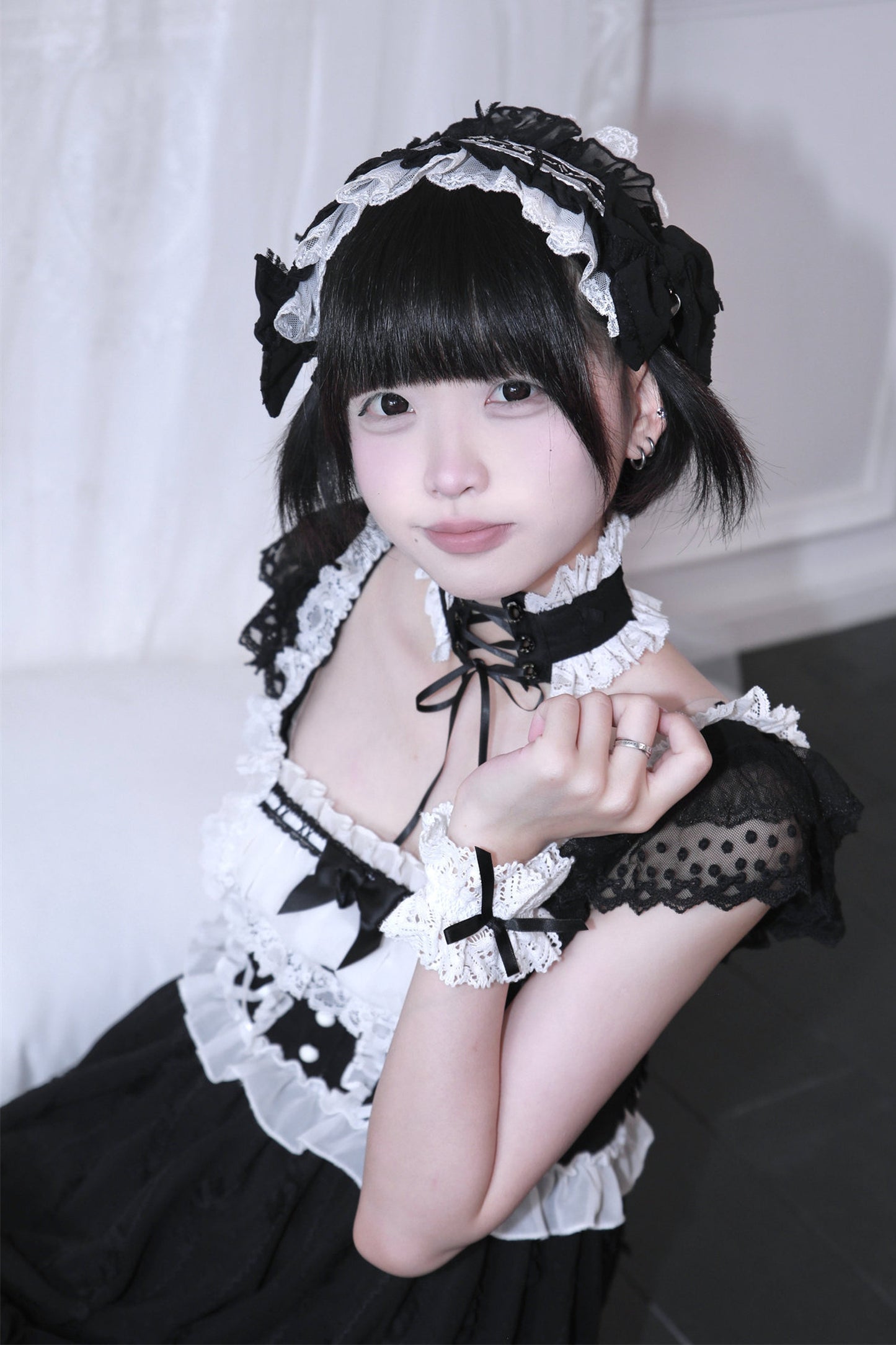 Puppenhaftes Ballonkleid mit Schleife und Spitze + eng anliegendes Halsband + Kopfschmuck