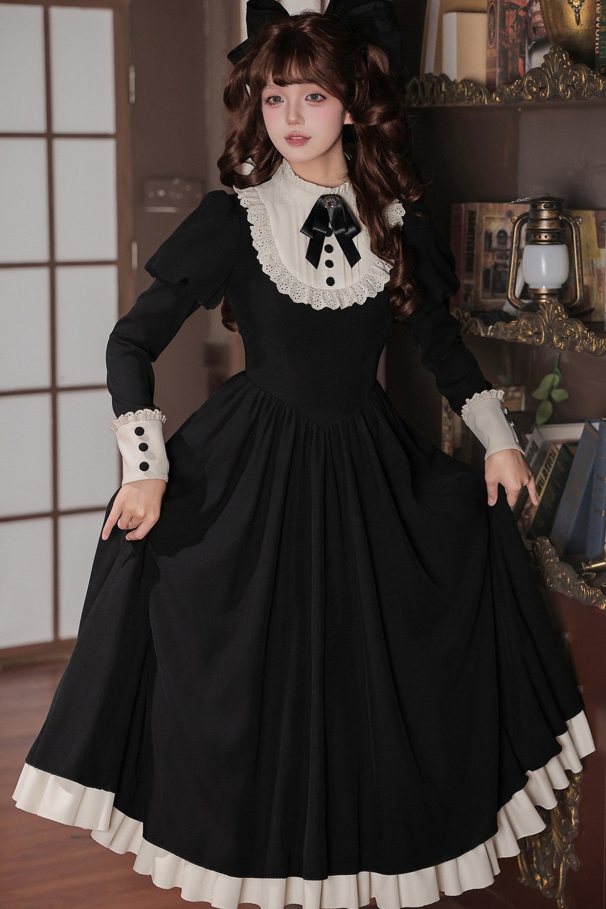 Robe tablier de soubrette à col montant
