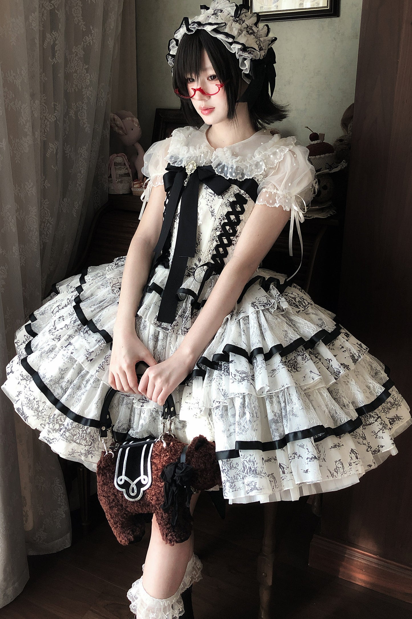 Lolita-Kleid mit Tuschewaschung und Fischgrätenmuster