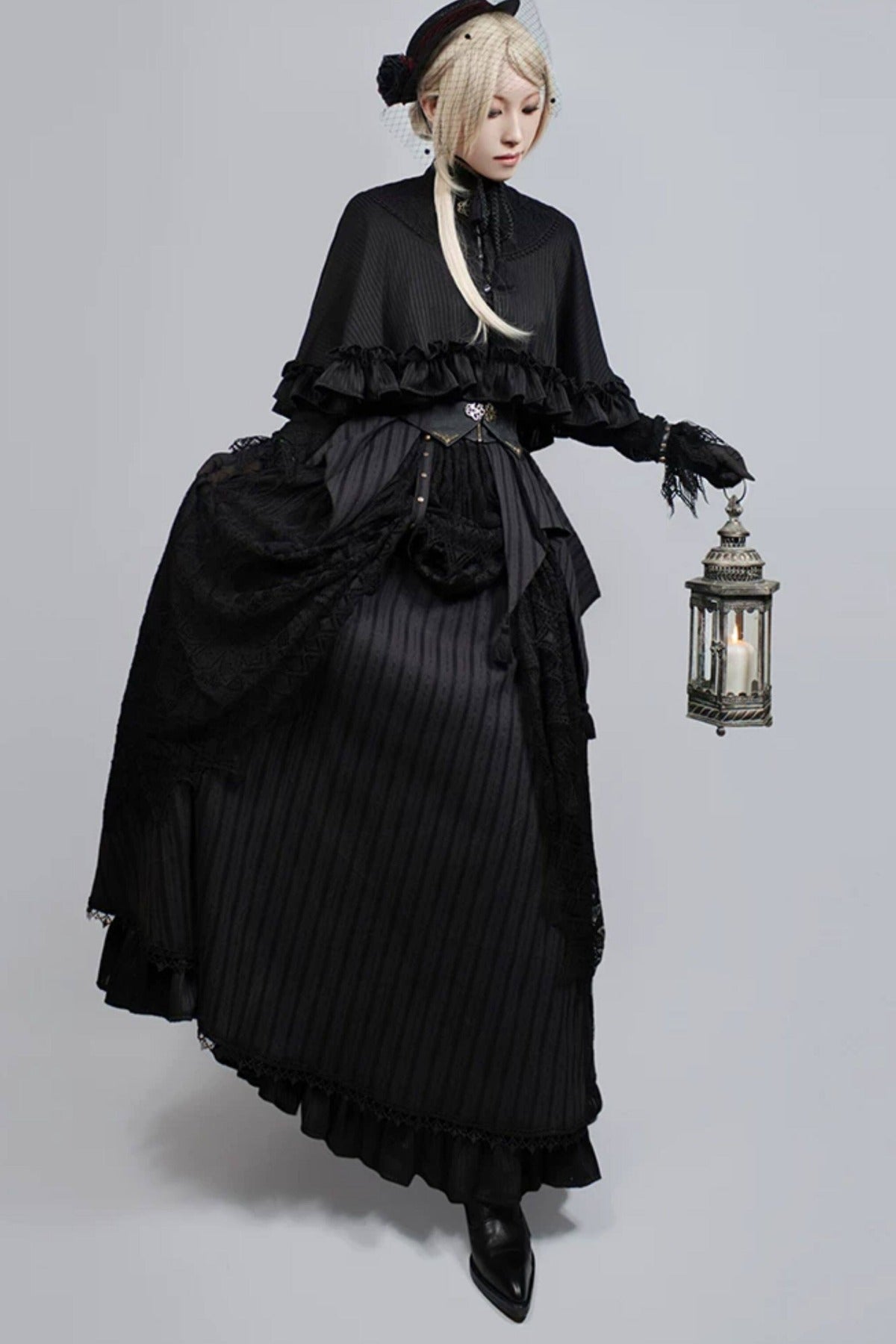 Gestreifter Gothic-Umhang mit abnehmbarem Schal