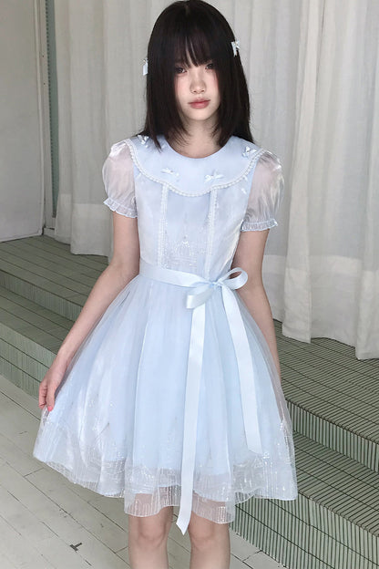 Blaues Prinzessinnenkleid mit Bubikragen und Spitzenbesatz