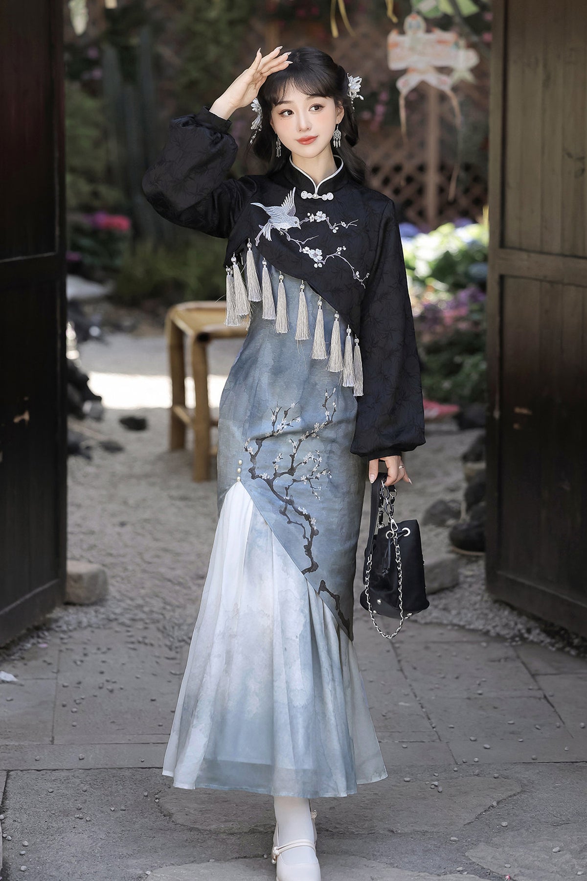 Weißes Pflaumen-Cheongsam-Oberteil- und Rock-Set