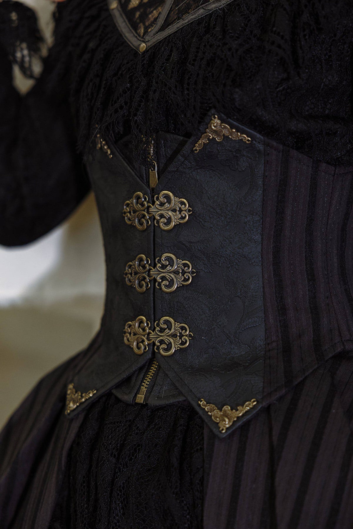 Gotisches Taillenkorsett aus gespleißtem Leder mit Prägung