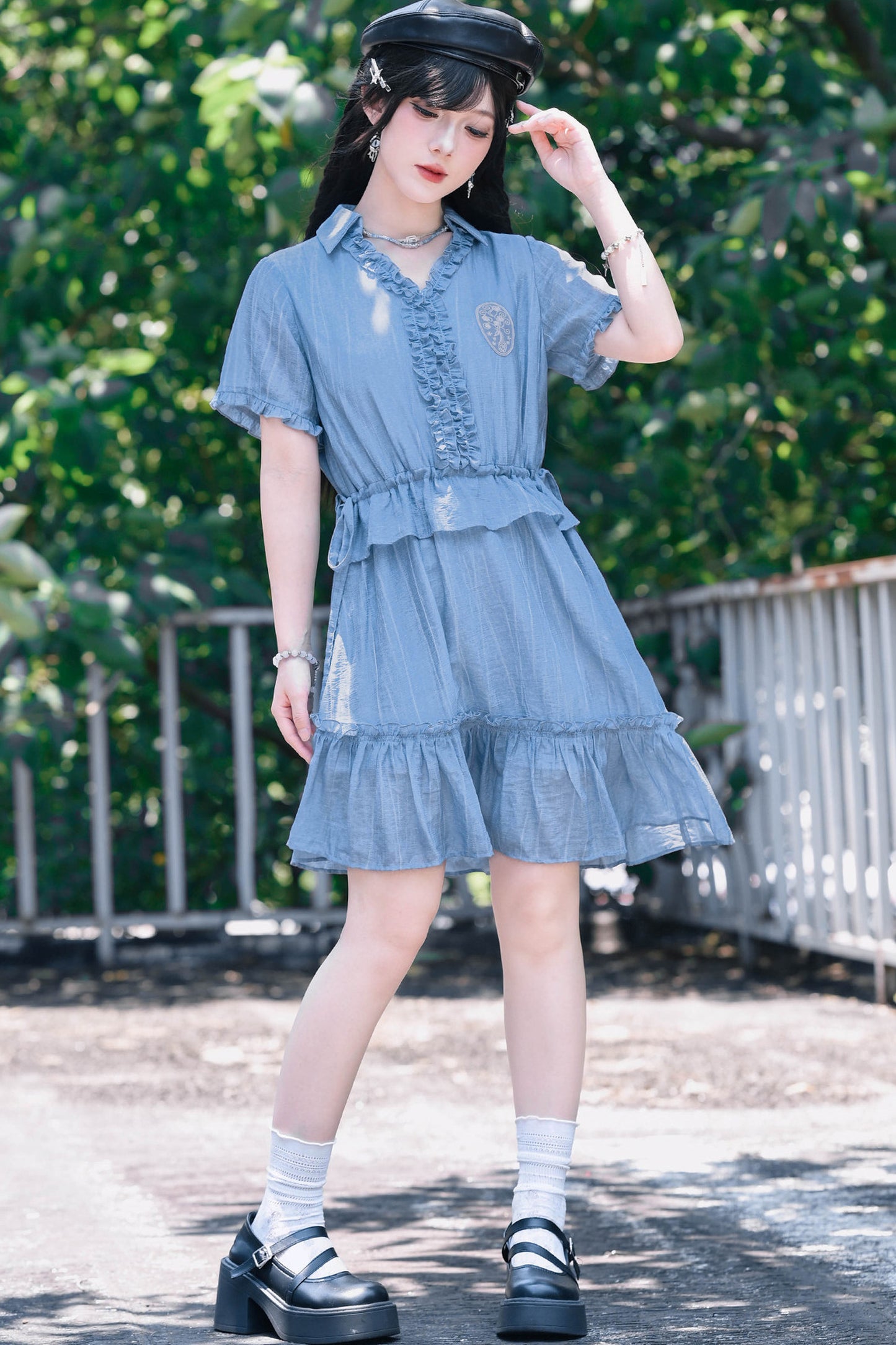 Asymmetrisches Chiffonkleid mit Spitze