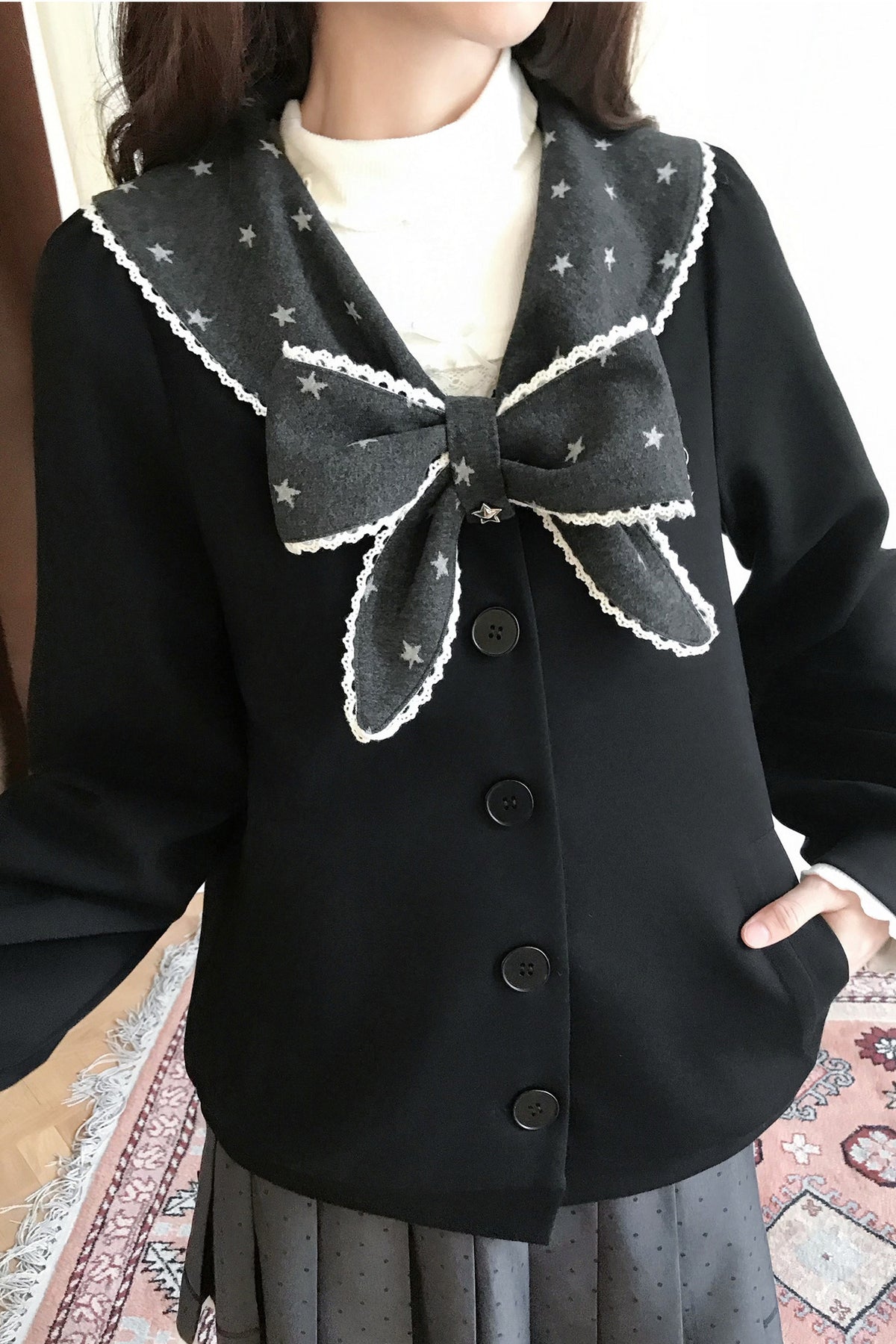 Completo con cardigan e gonna a pois in stile marinaretto