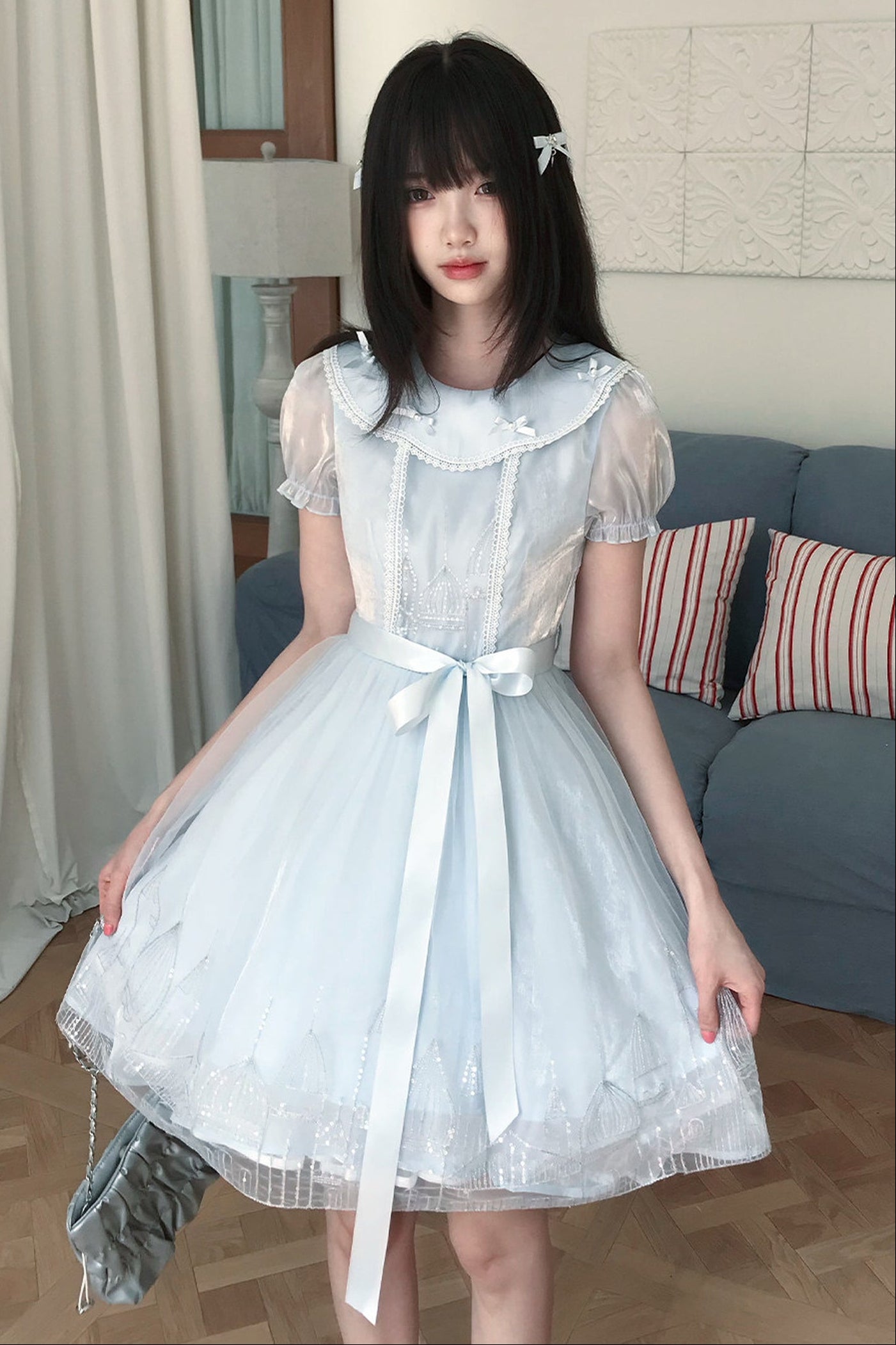 Blaues Prinzessinnenkleid mit Bubikragen und Spitzenbesatz