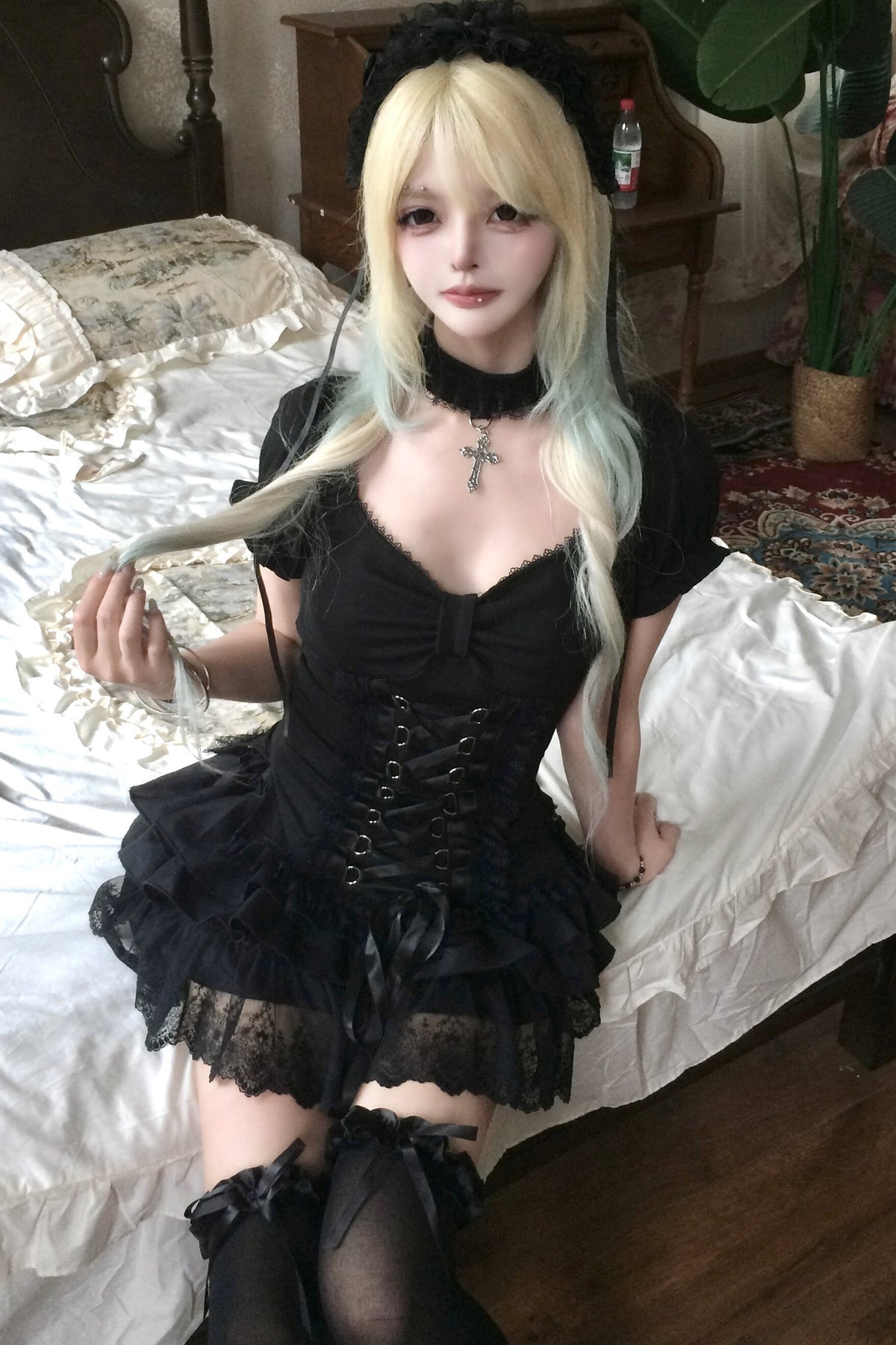 Completo con T-shirt nera gotica in pizzo con spalline incrociate e gonna
