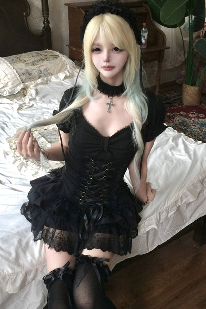 Completo con T-shirt nera gotica in pizzo con spalline incrociate e gonna