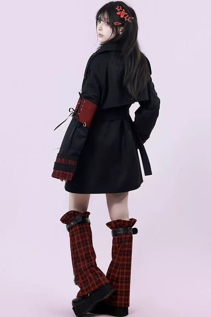Langer schwarzer Trenchcoat mit rotem Karopanel