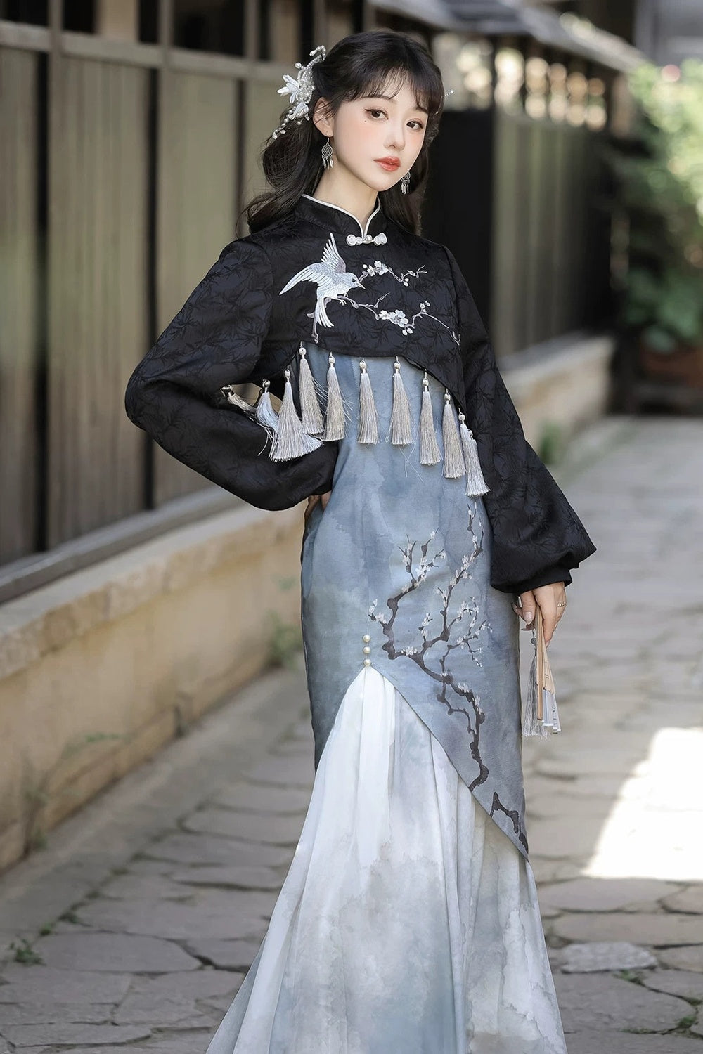 Weißes Pflaumen-Cheongsam-Oberteil- und Rock-Set