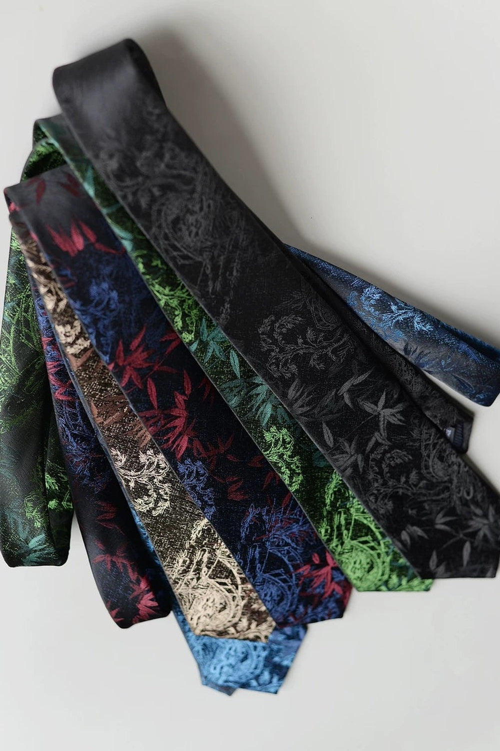 National Style Embroidered Pattern Tie