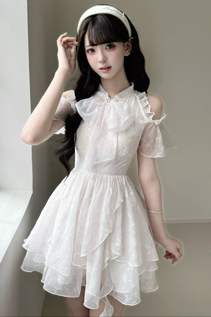 Schulterfreies Blumenkleid mit asymmetrischem Saum