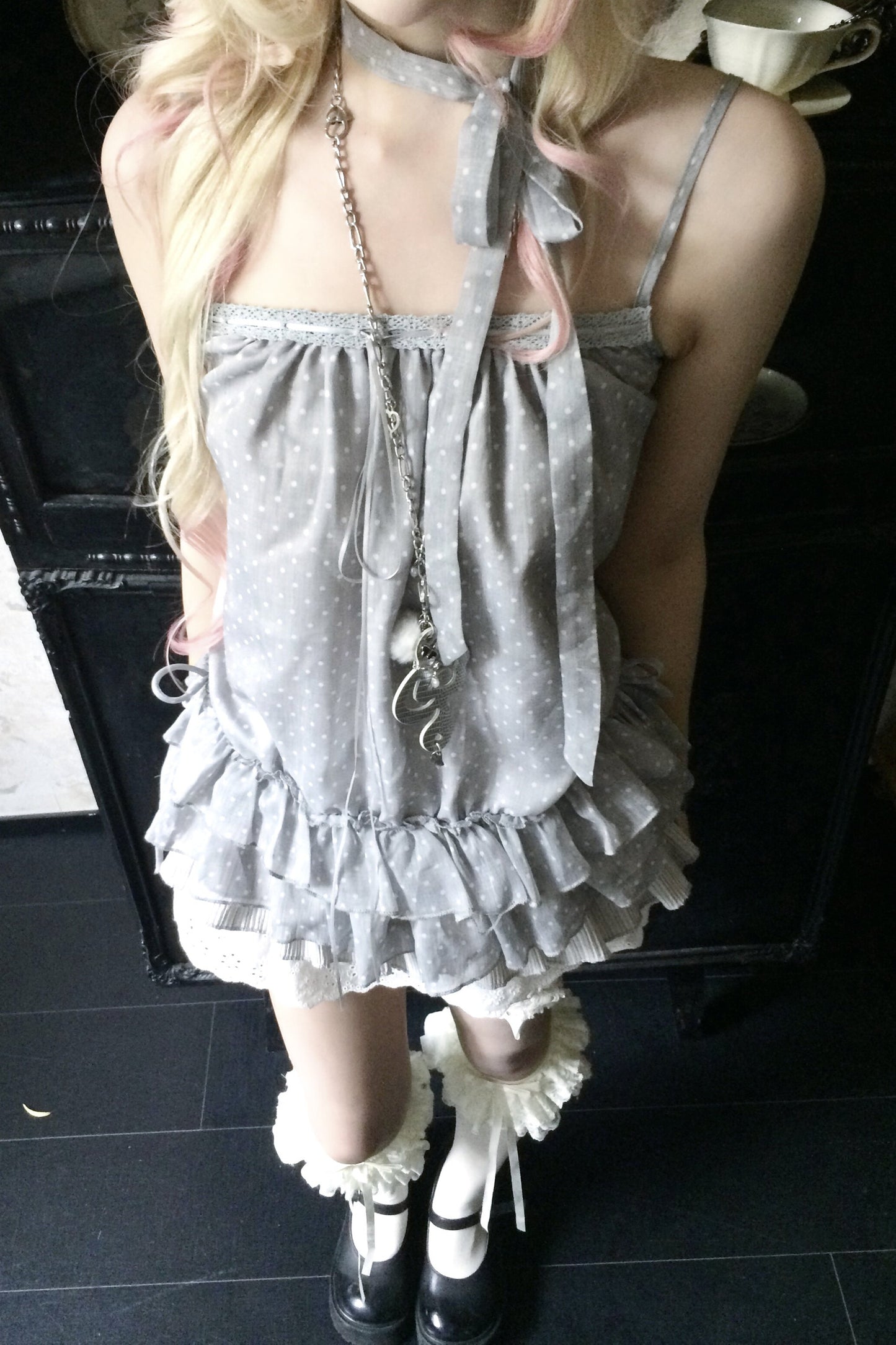 Graues Set aus Lagen-Camisole und Stufenrock