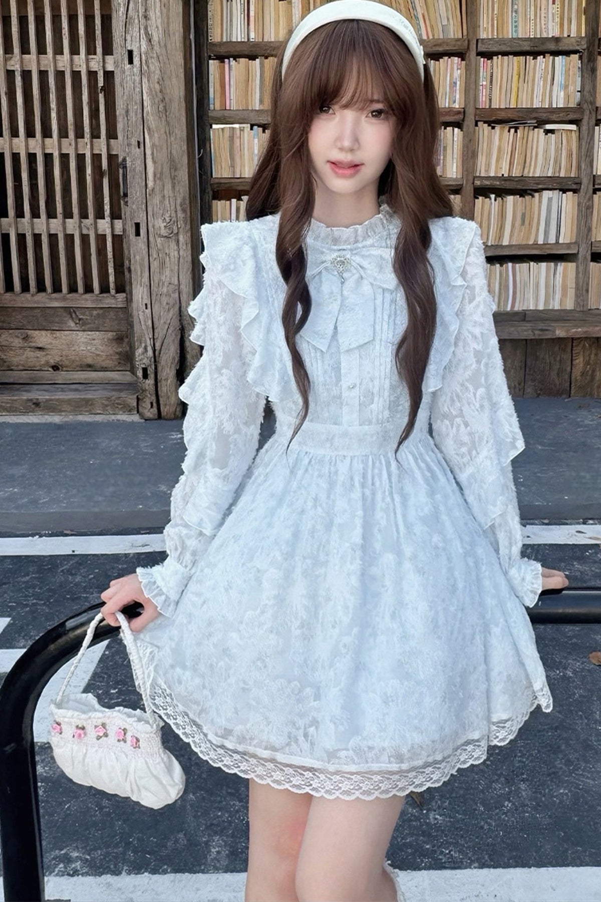 Robe bleue à fleurs avec découpes