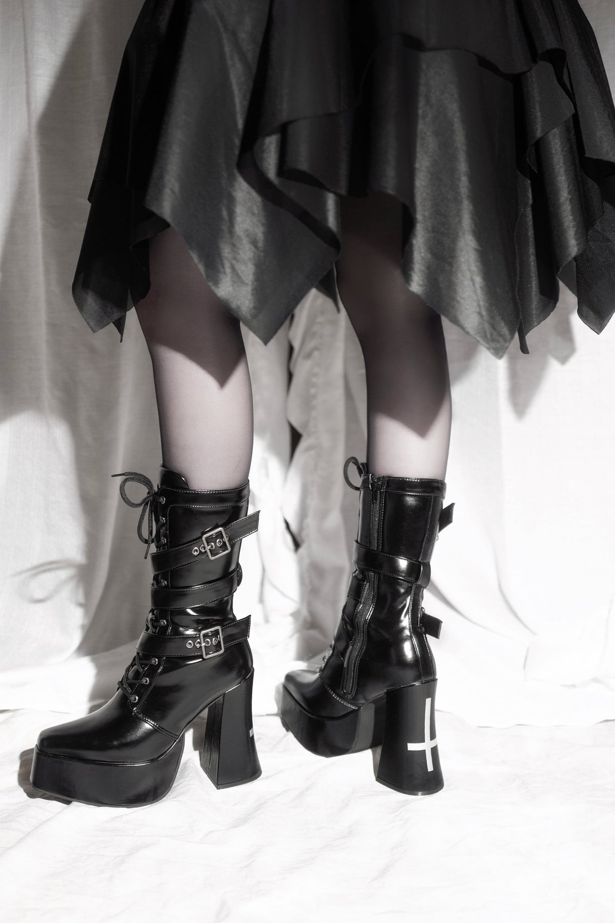 Bottes à plateforme à bout carré et brides croisées inversées