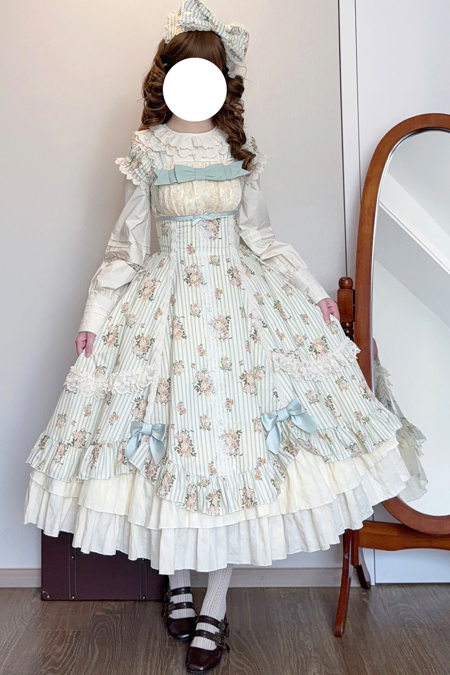 Conjunto coordinado de vestido con estampado de rosas y falda de doble volante