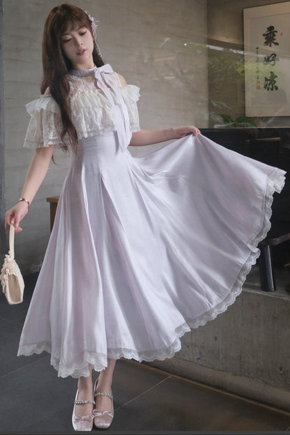 Langes schulterfreies Spitzenkleid