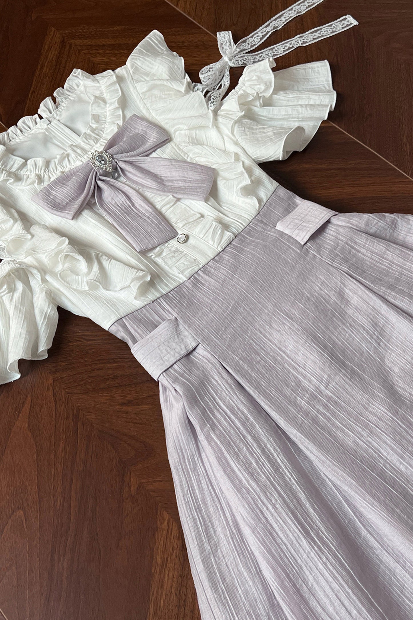 Lila schulterfreies Kurzarmkleid mit Gürtel