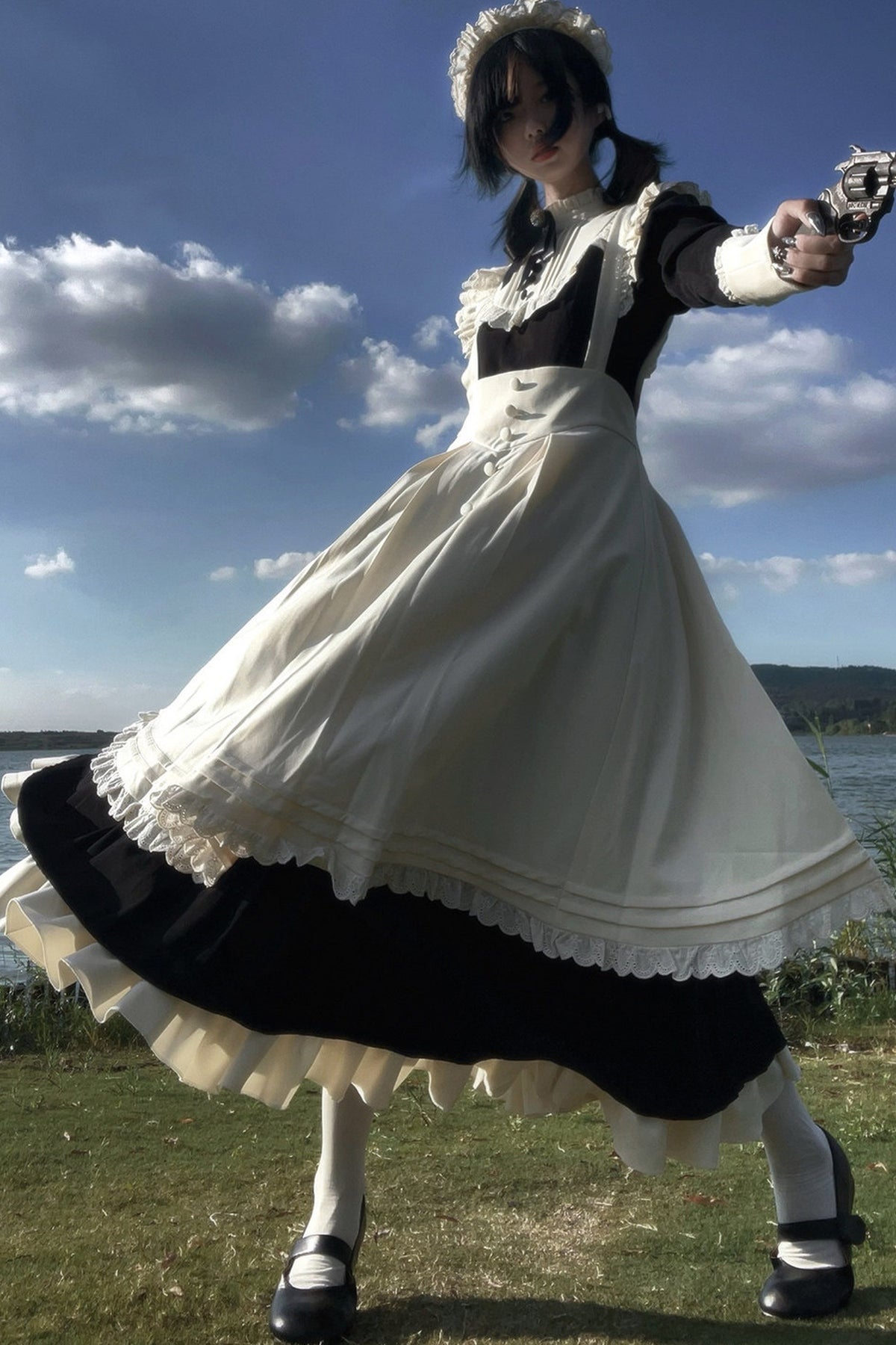 Robe tablier de soubrette à col montant