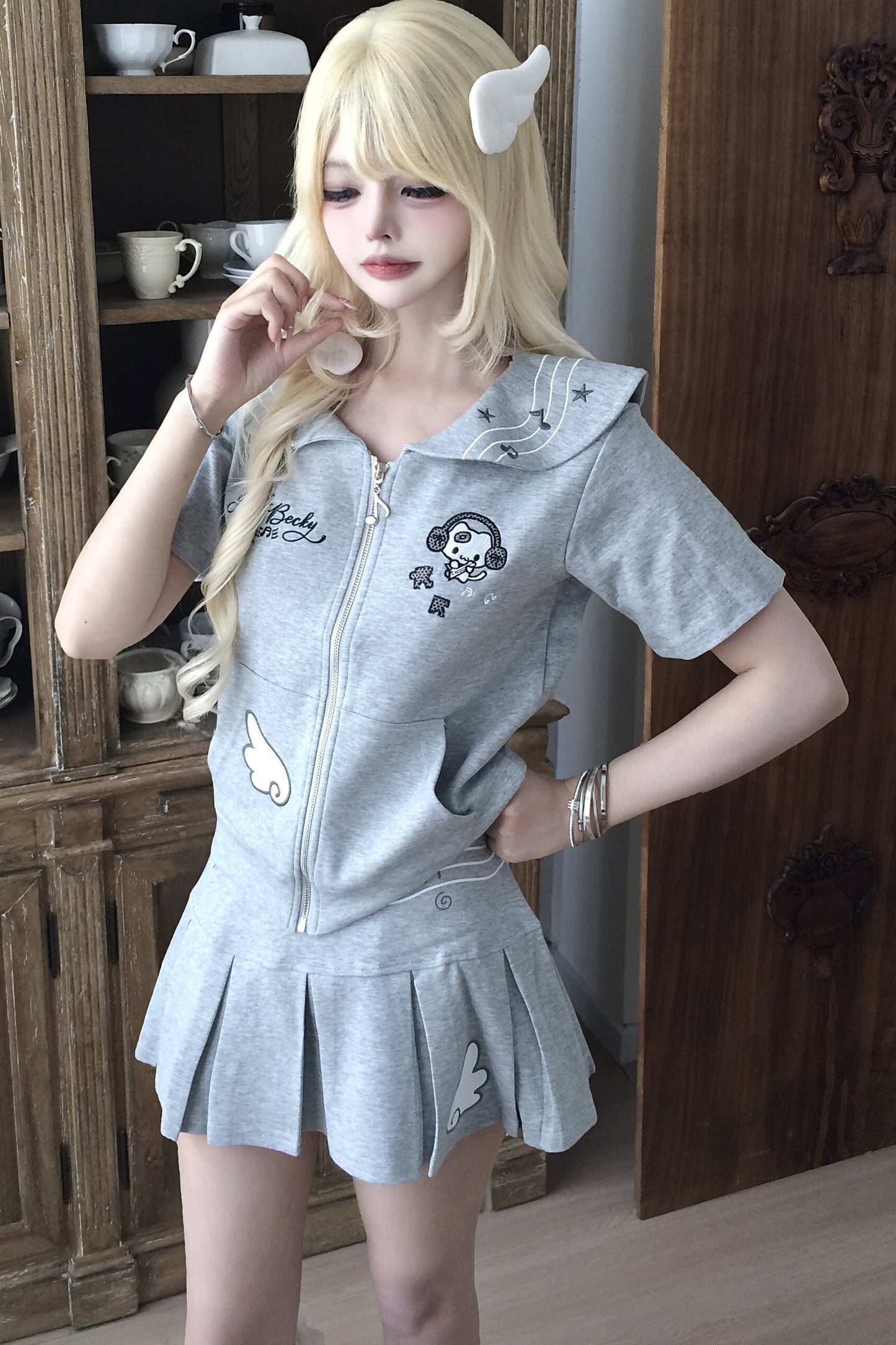 Set aus Kapuzen-Strickjacke mit Kätzchenstickerei und Faltenrock
