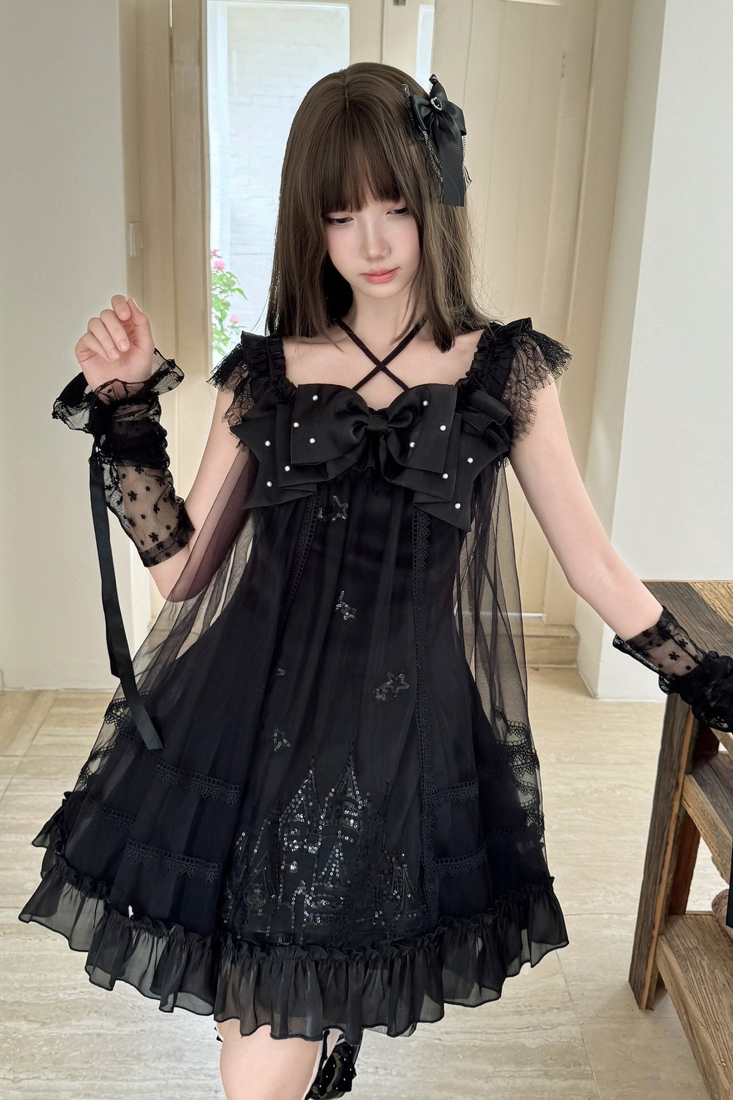 Vestido gótico con lazo de perlas y tirantes cruzados