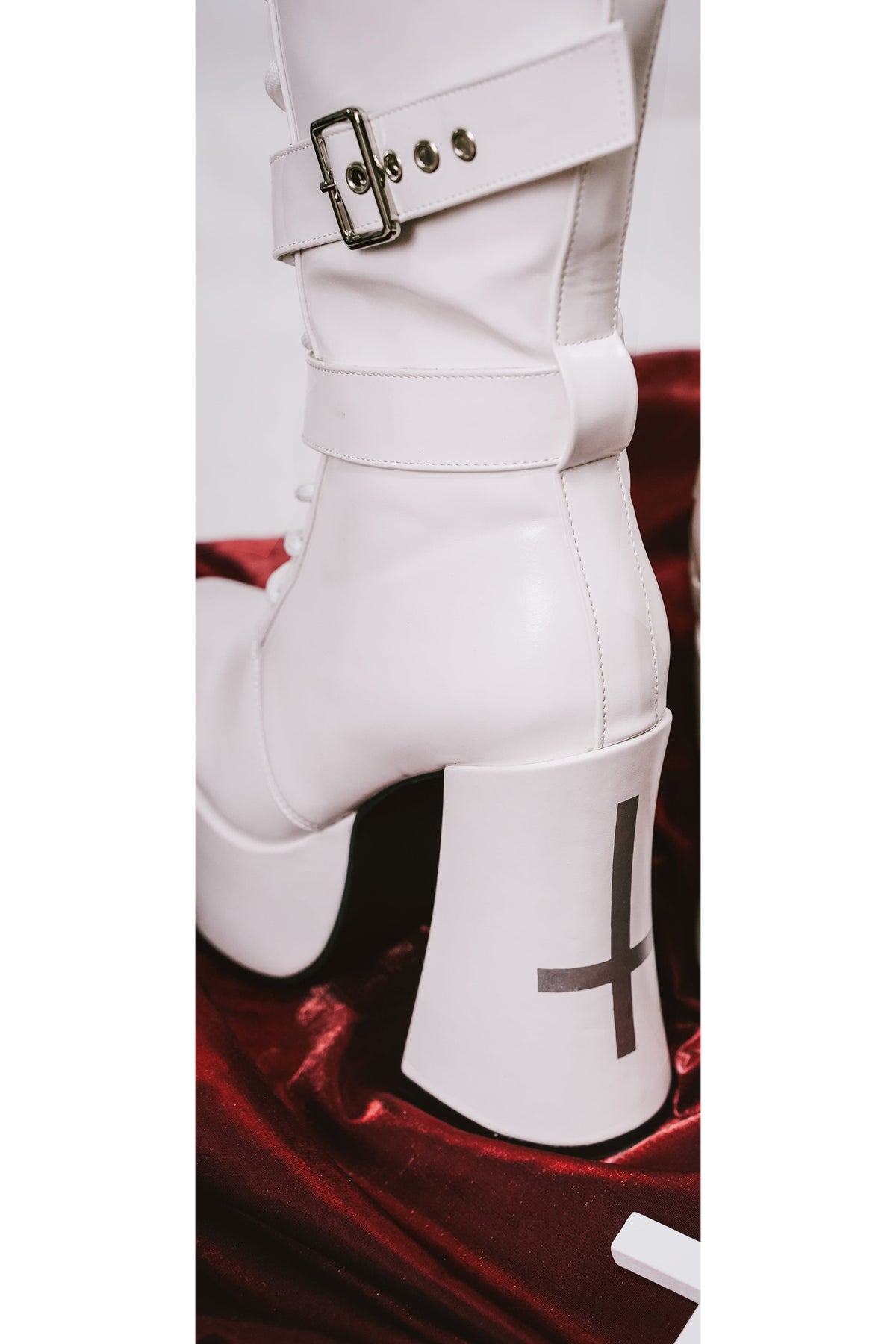 Bottes à plateforme à bout carré et brides croisées inversées