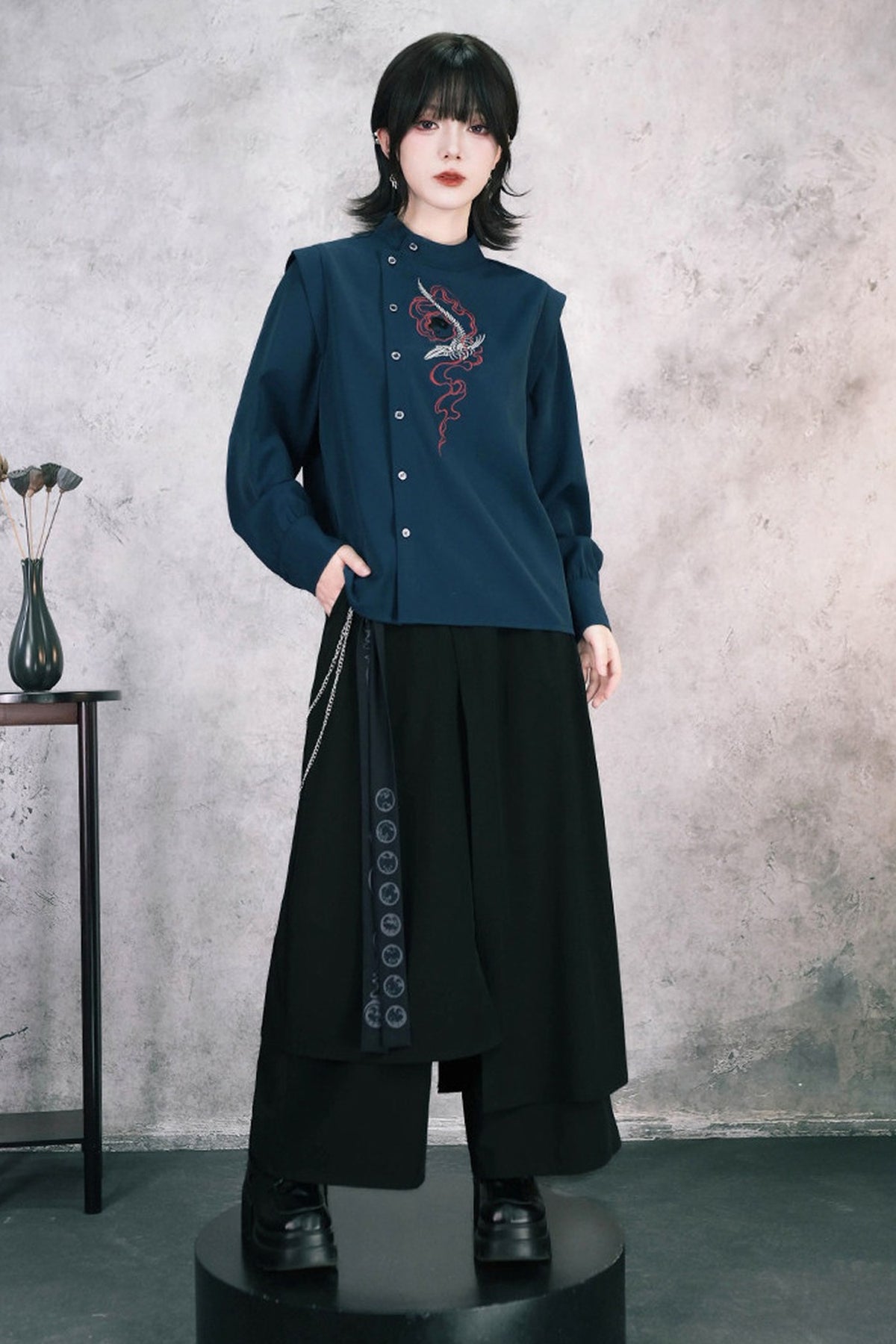 Chemise brodée à patte asymétrique motif chute de baleine