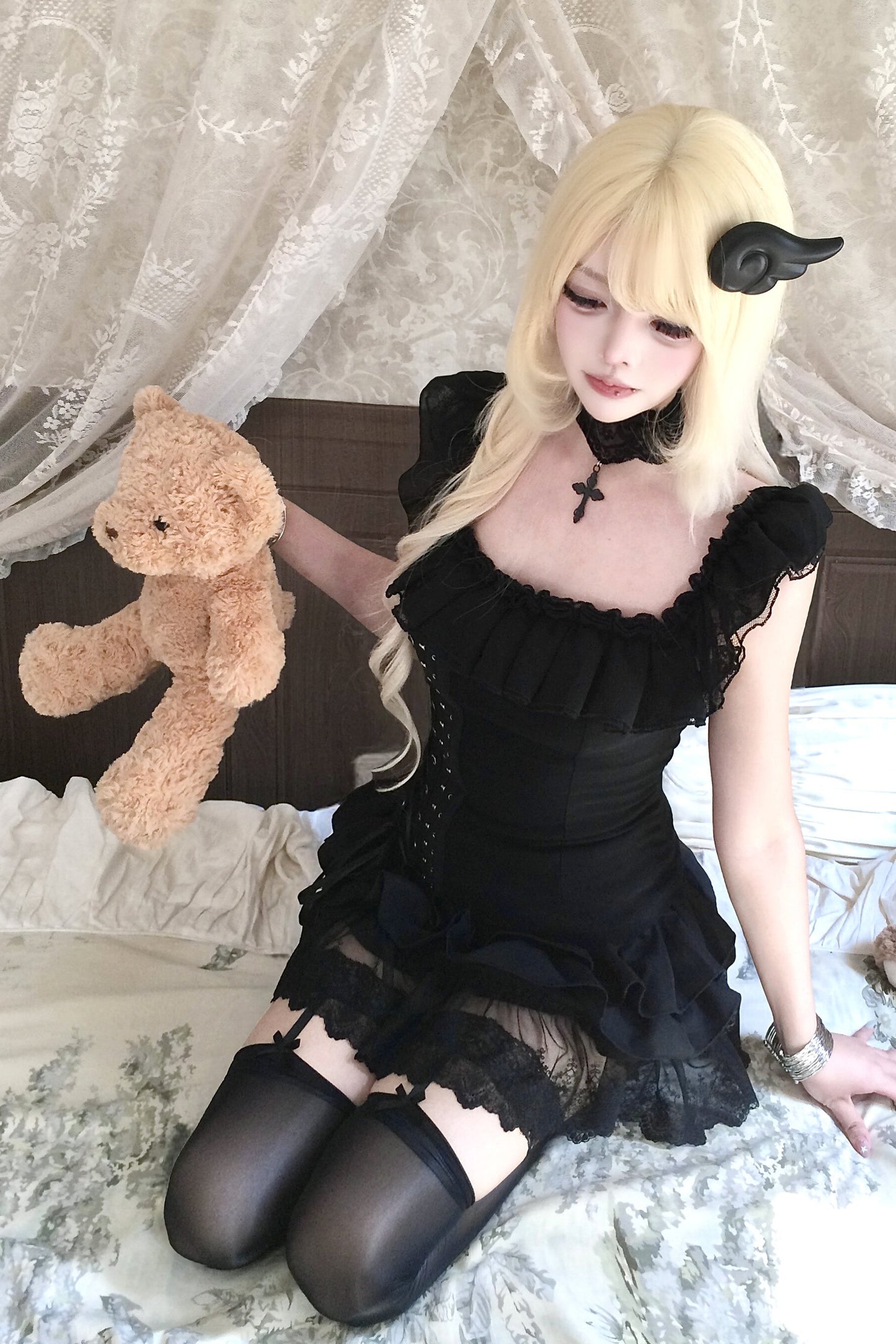 Schwarzes Gothic-Spitzen-Set aus schulterfreiem Oberteil mit Schnürung am Rücken und Rock