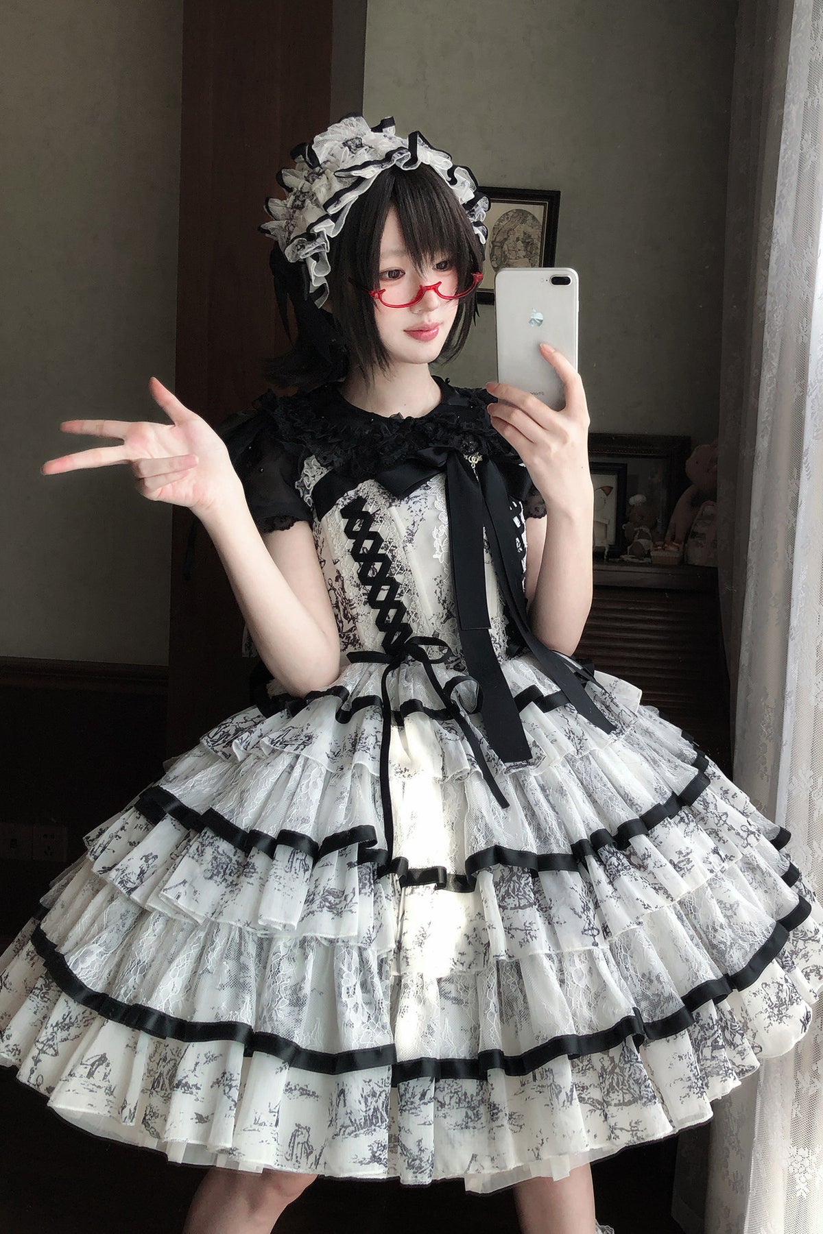 Lolita-Kleid mit Tuschewaschung und Fischgrätenmuster