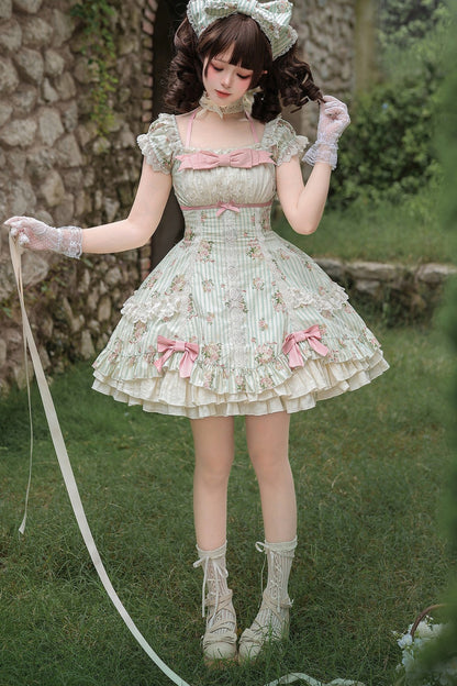 Conjunto coordinado de vestido con estampado de rosas y falda de doble volante